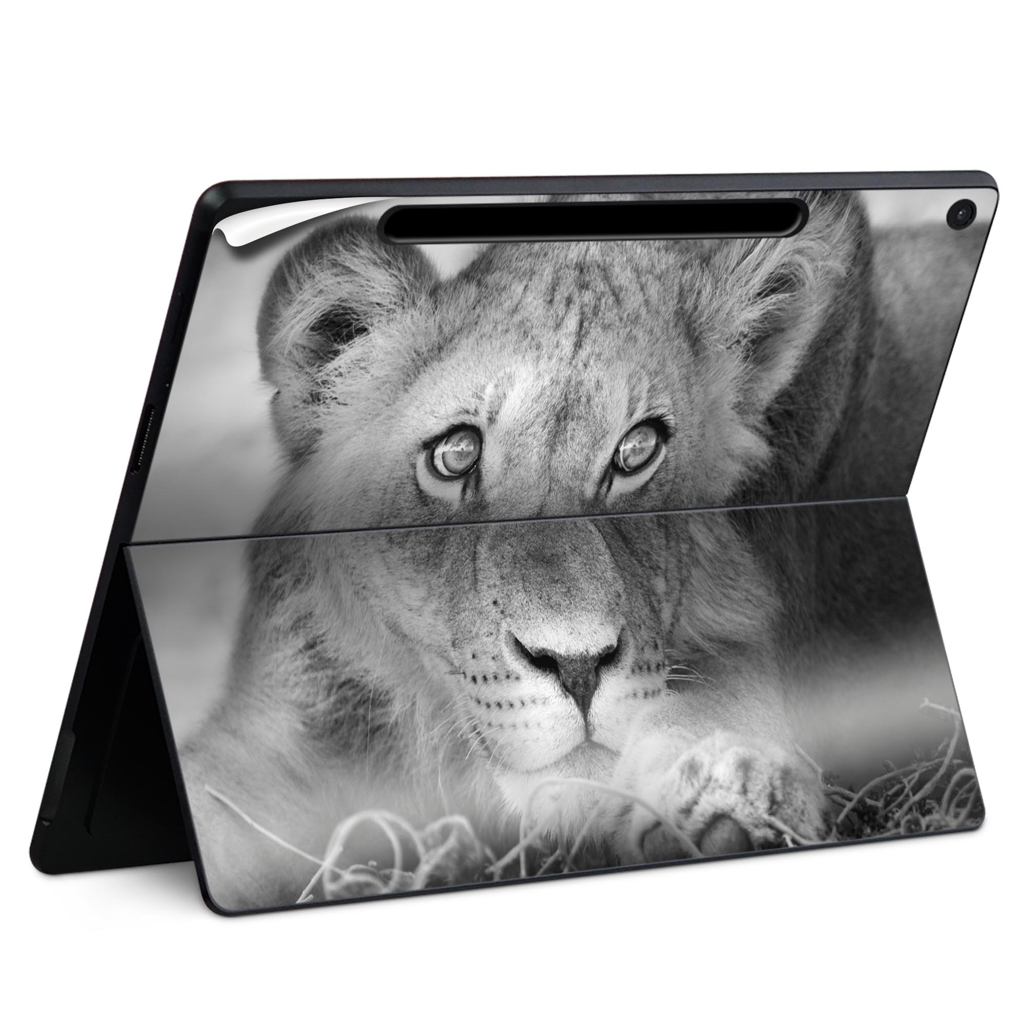 Surface Pro 12 インチ (2025) 用 スキンシール 全面スキンシール フル SurfacePro12 用 背面 底 ステッカー 保護シール 高品質再剥離性シート キャラクター かわいい 023396 女性　顔　人物 007626 写真　モノクロ　ライオン