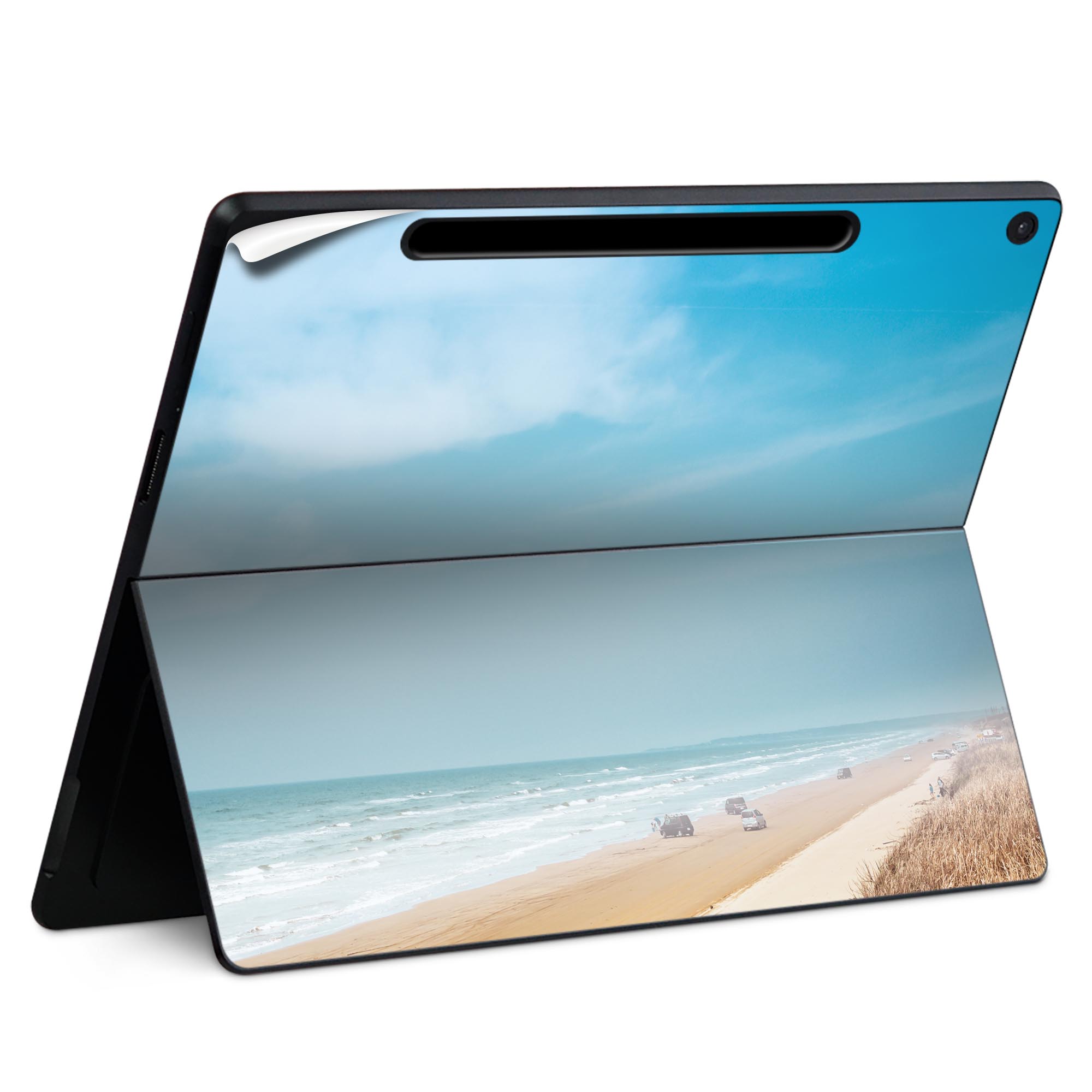 商品特徴・貼るだけでかんたん着せ替え、Surfac Pro 12インチ(2025) 共通対応デザインスキンシール・高精細プリントで写真と遜色のない仕上がり！半光沢シートでしっとりツヤのある表現力・ちょっとしたすり傷からSurface本体を保護・接着部はエアフリー素材で気泡の心配も軽減・再剥離素材なので貼り付け時の調整も安心注意事項画像はサンプルですので、ご覧の環境によっては多少色味に違いを感じる場合がございます。 イメージと違った、モニターと色味が異なるという理由での交換や返金はご対応出来かねます。スキンシールのみの販売で、本体は付属しません。また、シールは背面部用のみとなります。初回貼付時の位置調整や貼り直しは可能ですが、しっかりと押し付けて接着させた後の再剥離、再利用は保証しておりません。また接着部に油分や汚れが付着しますと角の部分は剥がれやすくなりますので、貼付時はあまり触れないようにご注意ください。無地のセミグロスシートにデザインをプリントした商品で、デコなどの加工はございません。 凹凸や光沢があるように見えたり布地や金属を素材にしたように見える商品もありますが、デザインの図版によるものです。印刷時に微妙な画像のズレが生じる場合がございます。ご注文後に1点1点制作する受注生産品の為、不良品以外のご返品や交換は固くお断りします。 発送について完全受注生産のハンドメイド商品となりますので、既製品と比べて発送までお時間を頂いています。 基本的に決済確認後、最大で10営業日での発送となります。繁忙期や休業日明けの場合はさらに時間がかかる場合があります。 その際には別途メールにてご連絡致します。メール便の場合、発送日から到着までに2?4日ほどかかる場合が多く、紛失などの保障もご対応できかねます。あらかじめご了承下さい。