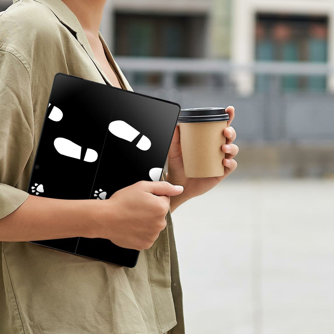 Surface Pro11(2024) / Pro10(for Business) / Pro9(2022) 共通対応 背面 保護 デザイン スキンシール Pro8/ProX 各種対応 000021 足跡 動物 黒