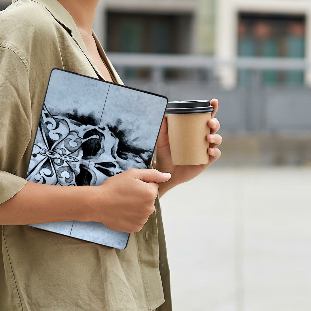 Surface Pro11(2024) / Pro10(for Business) / Pro9(2022) 共通対応 背面 保護 デザイン スキンシール Pro8/ProX 各種対応 000048 がいこつ 蝶 水面