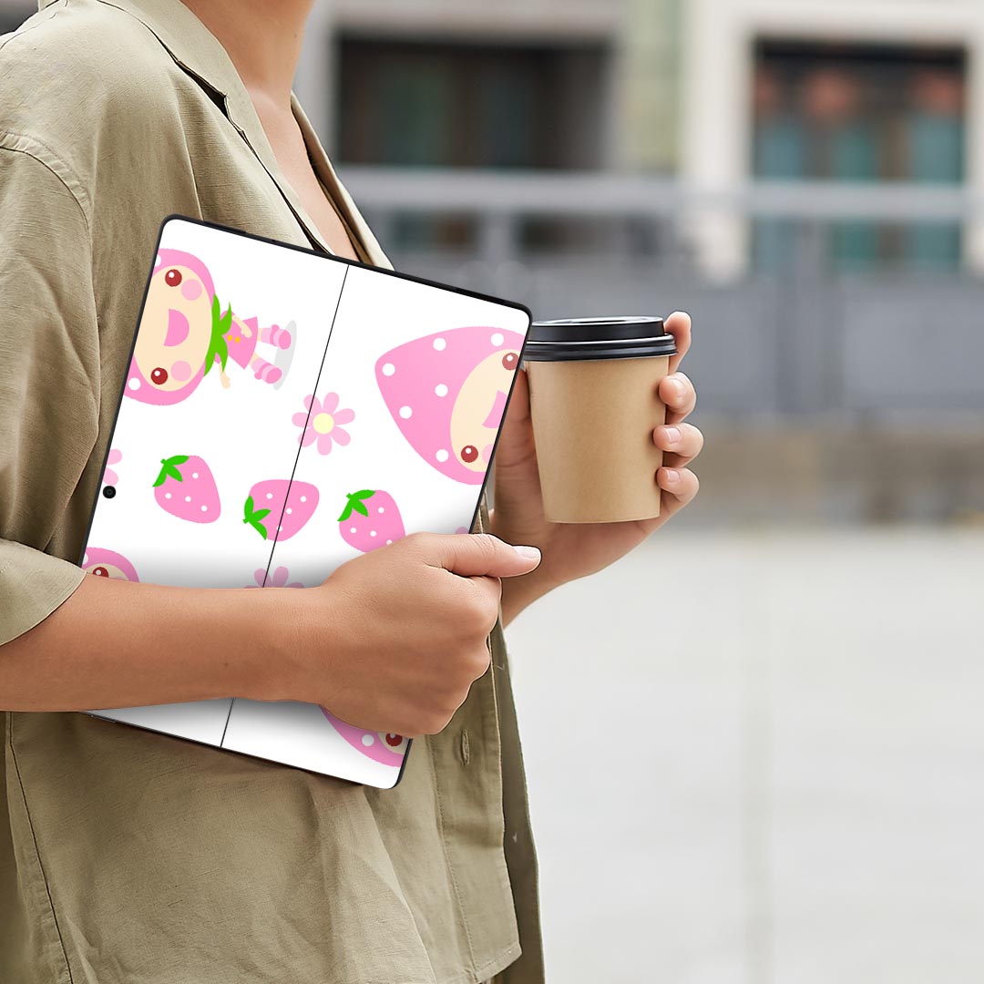 Surface Pro11(2024) / Pro10(for Business) / Pro9(2022) 共通対応 背面 保護 デザイン スキンシール Pro8/ProX 各種対応 005101 苺 キャラクター ピンク