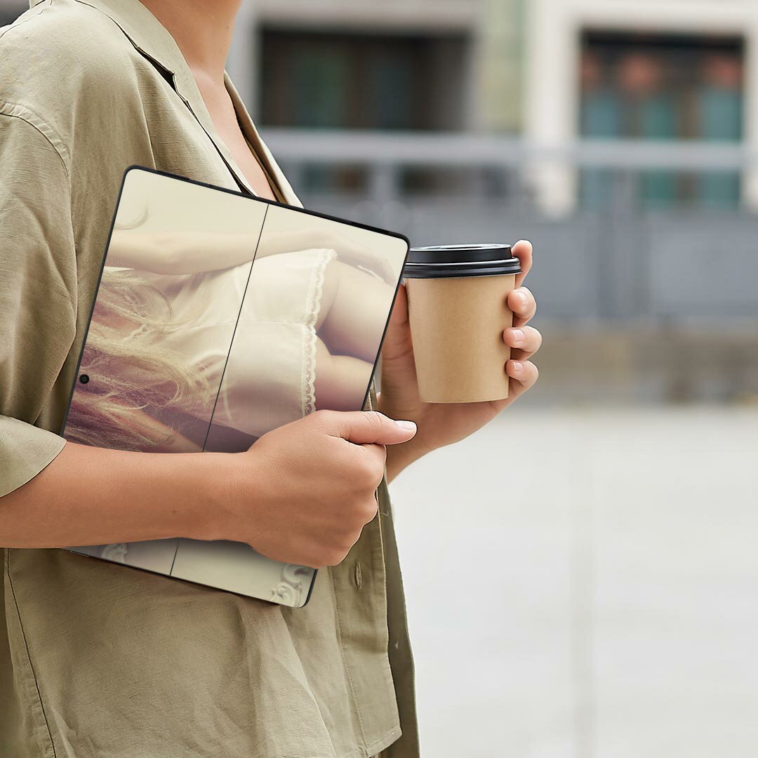 Surface Pro11(2024) / Pro10(for Business) / Pro9(2022) 共通対応 背面 保護 デザイン スキンシール Pro8/ProX 各種対応 005718 写真 人物