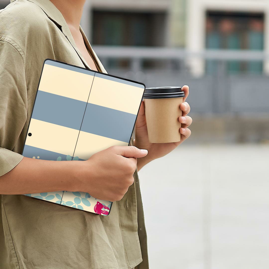 Surface Pro11(2024) / Pro10(for Business) / Pro9(2022) 共通対応 背面 保護 デザイン スキンシール Pro8/ProX 各種対応 008180 和風 和柄 金魚 ストライプ