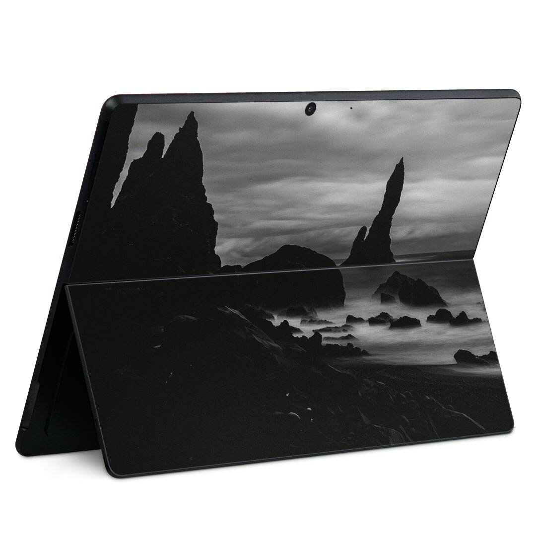 商品特徴・貼るだけでかんたん着せ替え、Surface Pro9 Pro 8 Surface Pro X 共通対応デザインスキンシール・高精細プリントで写真と遜色のない仕上がり！半光沢シートでしっとりツヤのある表現力・ちょっとしたすり傷からSurface本体を保護・接着部はエアフリー素材で気泡の心配も軽減・再剥離素材なので貼り付け時の調整も安心注意事項画像はサンプルですので、ご覧の環境によっては多少色味に違いを感じる場合がございます。 イメージと違った、モニターと色味が異なるという理由での交換や返金はご対応出来かねます。スキンシールのみの販売で、本体は付属しません。また、シールは背面部用のみとなります。初回貼付時の位置調整や貼り直しは可能ですが、しっかりと押し付けて接着させた後の再剥離、再利用は保証しておりません。また接着部に油分や汚れが付着しますと角の部分は剥がれやすくなりますので、貼付時はあまり触れないようにご注意ください。無地のセミグロスシートにデザインをプリントした商品で、デコなどの加工はございません。 凹凸や光沢があるように見えたり布地や金属を素材にしたように見える商品もありますが、デザインの図版によるものです。印刷時に微妙な画像のズレが生じる場合がございます。ご注文後に1点1点制作する受注生産品の為、不良品以外のご返品や交換は固くお断りします。 発送について完全受注生産のハンドメイド商品となりますので、既製品と比べて発送までお時間を頂いています。 基本的に決済確認後、最大で10営業日での発送となります。繁忙期や休業日明けの場合はさらに時間がかかる場合があります。 その際には別途メールにてご連絡致します。メール便の場合、発送日から到着までに2?4日ほどかかる場合が多く、紛失などの保障もご対応できかねます。あらかじめご了承下さい。