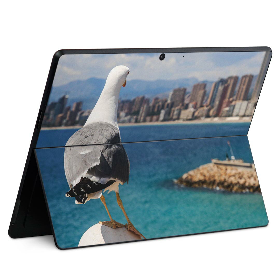 商品特徴・貼るだけでかんたん着せ替え、Surface Pro9 Pro 8 Surface Pro X 共通対応デザインスキンシール・高精細プリントで写真と遜色のない仕上がり！半光沢シートでしっとりツヤのある表現力・ちょっとしたすり傷からSurface本体を保護・接着部はエアフリー素材で気泡の心配も軽減・再剥離素材なので貼り付け時の調整も安心注意事項画像はサンプルですので、ご覧の環境によっては多少色味に違いを感じる場合がございます。 イメージと違った、モニターと色味が異なるという理由での交換や返金はご対応出来かねます。スキンシールのみの販売で、本体は付属しません。また、シールは背面部用のみとなります。初回貼付時の位置調整や貼り直しは可能ですが、しっかりと押し付けて接着させた後の再剥離、再利用は保証しておりません。また接着部に油分や汚れが付着しますと角の部分は剥がれやすくなりますので、貼付時はあまり触れないようにご注意ください。無地のセミグロスシートにデザインをプリントした商品で、デコなどの加工はございません。 凹凸や光沢があるように見えたり布地や金属を素材にしたように見える商品もありますが、デザインの図版によるものです。印刷時に微妙な画像のズレが生じる場合がございます。ご注文後に1点1点制作する受注生産品の為、不良品以外のご返品や交換は固くお断りします。 発送について完全受注生産のハンドメイド商品となりますので、既製品と比べて発送までお時間を頂いています。 基本的に決済確認後、最大で10営業日での発送となります。繁忙期や休業日明けの場合はさらに時間がかかる場合があります。 その際には別途メールにてご連絡致します。メール便の場合、発送日から到着までに2?4日ほどかかる場合が多く、紛失などの保障もご対応できかねます。あらかじめご了承下さい。