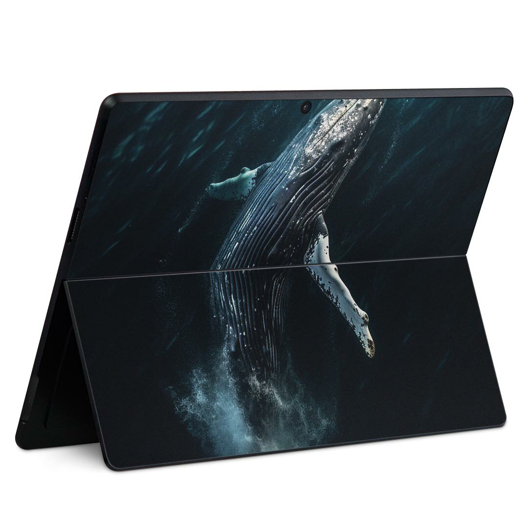 商品特徴・貼るだけでかんたん着せ替え、Surface Pro9 Pro 8 Surface Pro X 共通対応デザインスキンシール・高精細プリントで写真と遜色のない仕上がり！半光沢シートでしっとりツヤのある表現力・ちょっとしたすり傷からSurface本体を保護・接着部はエアフリー素材で気泡の心配も軽減・再剥離素材なので貼り付け時の調整も安心注意事項画像はサンプルですので、ご覧の環境によっては多少色味に違いを感じる場合がございます。 イメージと違った、モニターと色味が異なるという理由での交換や返金はご対応出来かねます。スキンシールのみの販売で、本体は付属しません。また、シールは背面部用のみとなります。初回貼付時の位置調整や貼り直しは可能ですが、しっかりと押し付けて接着させた後の再剥離、再利用は保証しておりません。また接着部に油分や汚れが付着しますと角の部分は剥がれやすくなりますので、貼付時はあまり触れないようにご注意ください。無地のセミグロスシートにデザインをプリントした商品で、デコなどの加工はございません。 凹凸や光沢があるように見えたり布地や金属を素材にしたように見える商品もありますが、デザインの図版によるものです。印刷時に微妙な画像のズレが生じる場合がございます。ご注文後に1点1点制作する受注生産品の為、不良品以外のご返品や交換は固くお断りします。 発送について完全受注生産のハンドメイド商品となりますので、既製品と比べて発送までお時間を頂いています。 基本的に決済確認後、最大で10営業日での発送となります。繁忙期や休業日明けの場合はさらに時間がかかる場合があります。 その際には別途メールにてご連絡致します。メール便の場合、発送日から到着までに2?4日ほどかかる場合が多く、紛失などの保障もご対応できかねます。あらかじめご了承下さい。