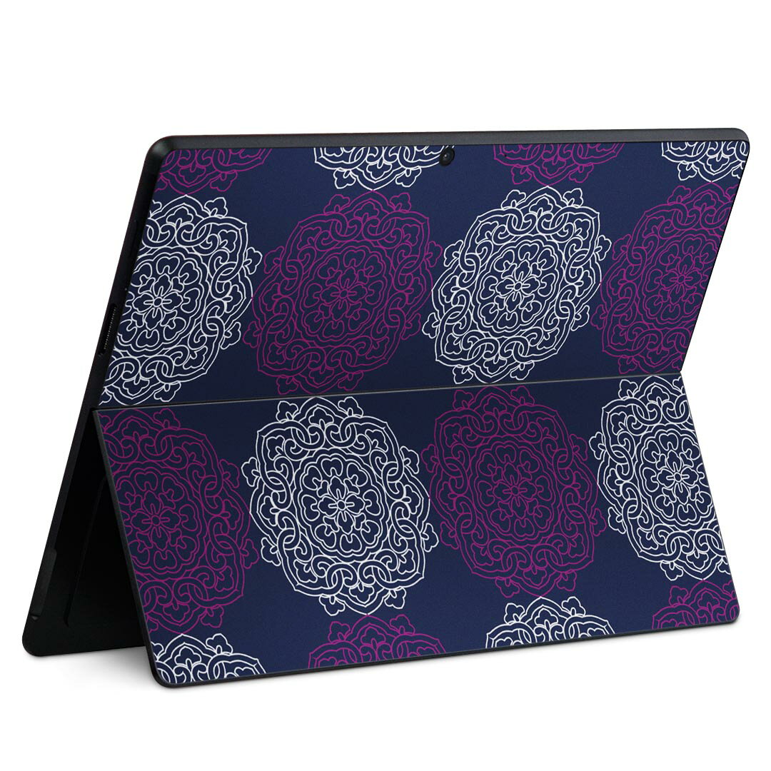 商品特徴・貼るだけでかんたん着せ替え、Surface Pro9 Pro 8 Surface Pro X 共通対応デザインスキンシール・高精細プリントで写真と遜色のない仕上がり！半光沢シートでしっとりツヤのある表現力・ちょっとしたすり傷からSurface本体を保護・接着部はエアフリー素材で気泡の心配も軽減・再剥離素材なので貼り付け時の調整も安心注意事項画像はサンプルですので、ご覧の環境によっては多少色味に違いを感じる場合がございます。 イメージと違った、モニターと色味が異なるという理由での交換や返金はご対応出来かねます。スキンシールのみの販売で、本体は付属しません。また、シールは背面部用のみとなります。初回貼付時の位置調整や貼り直しは可能ですが、しっかりと押し付けて接着させた後の再剥離、再利用は保証しておりません。また接着部に油分や汚れが付着しますと角の部分は剥がれやすくなりますので、貼付時はあまり触れないようにご注意ください。無地のセミグロスシートにデザインをプリントした商品で、デコなどの加工はございません。 凹凸や光沢があるように見えたり布地や金属を素材にしたように見える商品もありますが、デザインの図版によるものです。印刷時に微妙な画像のズレが生じる場合がございます。ご注文後に1点1点制作する受注生産品の為、不良品以外のご返品や交換は固くお断りします。 発送について完全受注生産のハンドメイド商品となりますので、既製品と比べて発送までお時間を頂いています。 基本的に決済確認後、最大で10営業日での発送となります。繁忙期や休業日明けの場合はさらに時間がかかる場合があります。 その際には別途メールにてご連絡致します。メール便の場合、発送日から到着までに2?4日ほどかかる場合が多く、紛失などの保障もご対応できかねます。あらかじめご了承下さい。