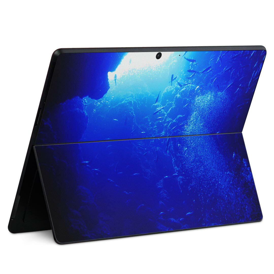 商品特徴・貼るだけでかんたん着せ替え、Surface Pro9 Pro 8 Surface Pro X 共通対応デザインスキンシール・高精細プリントで写真と遜色のない仕上がり！半光沢シートでしっとりツヤのある表現力・ちょっとしたすり傷からSurface本体を保護・接着部はエアフリー素材で気泡の心配も軽減・再剥離素材なので貼り付け時の調整も安心注意事項画像はサンプルですので、ご覧の環境によっては多少色味に違いを感じる場合がございます。 イメージと違った、モニターと色味が異なるという理由での交換や返金はご対応出来かねます。スキンシールのみの販売で、本体は付属しません。また、シールは背面部用のみとなります。初回貼付時の位置調整や貼り直しは可能ですが、しっかりと押し付けて接着させた後の再剥離、再利用は保証しておりません。また接着部に油分や汚れが付着しますと角の部分は剥がれやすくなりますので、貼付時はあまり触れないようにご注意ください。無地のセミグロスシートにデザインをプリントした商品で、デコなどの加工はございません。 凹凸や光沢があるように見えたり布地や金属を素材にしたように見える商品もありますが、デザインの図版によるものです。印刷時に微妙な画像のズレが生じる場合がございます。ご注文後に1点1点制作する受注生産品の為、不良品以外のご返品や交換は固くお断りします。 発送について完全受注生産のハンドメイド商品となりますので、既製品と比べて発送までお時間を頂いています。 基本的に決済確認後、最大で10営業日での発送となります。繁忙期や休業日明けの場合はさらに時間がかかる場合があります。 その際には別途メールにてご連絡致します。メール便の場合、発送日から到着までに2?4日ほどかかる場合が多く、紛失などの保障もご対応できかねます。あらかじめご了承下さい。