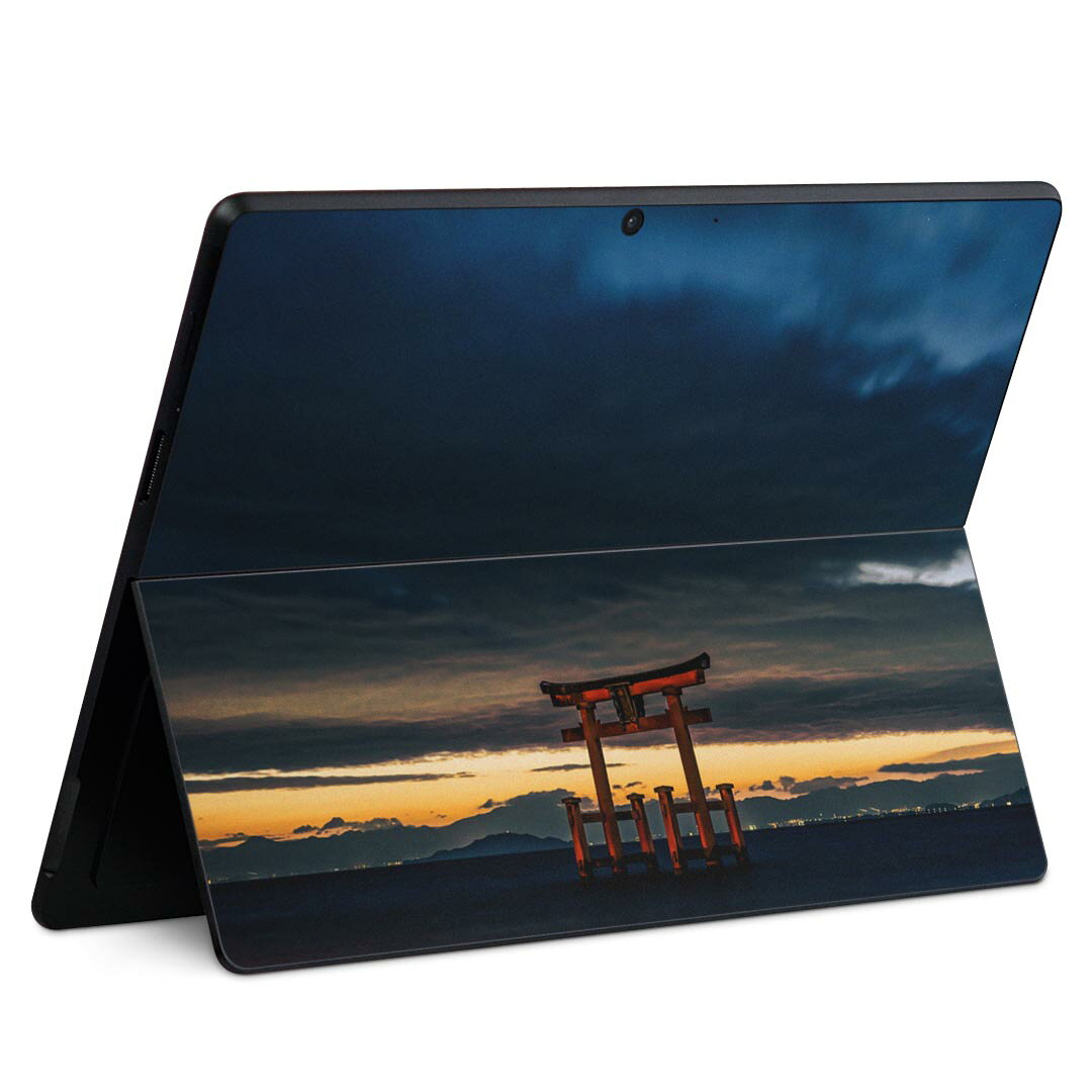 商品特徴・貼るだけでかんたん着せ替え、Surface Pro9 Pro 8 Surface Pro X 共通対応デザインスキンシール・高精細プリントで写真と遜色のない仕上がり！半光沢シートでしっとりツヤのある表現力・ちょっとしたすり傷からSurface本体を保護・接着部はエアフリー素材で気泡の心配も軽減・再剥離素材なので貼り付け時の調整も安心注意事項画像はサンプルですので、ご覧の環境によっては多少色味に違いを感じる場合がございます。 イメージと違った、モニターと色味が異なるという理由での交換や返金はご対応出来かねます。スキンシールのみの販売で、本体は付属しません。また、シールは背面部用のみとなります。初回貼付時の位置調整や貼り直しは可能ですが、しっかりと押し付けて接着させた後の再剥離、再利用は保証しておりません。また接着部に油分や汚れが付着しますと角の部分は剥がれやすくなりますので、貼付時はあまり触れないようにご注意ください。無地のセミグロスシートにデザインをプリントした商品で、デコなどの加工はございません。 凹凸や光沢があるように見えたり布地や金属を素材にしたように見える商品もありますが、デザインの図版によるものです。印刷時に微妙な画像のズレが生じる場合がございます。ご注文後に1点1点制作する受注生産品の為、不良品以外のご返品や交換は固くお断りします。 発送について完全受注生産のハンドメイド商品となりますので、既製品と比べて発送までお時間を頂いています。 基本的に決済確認後、最大で10営業日での発送となります。繁忙期や休業日明けの場合はさらに時間がかかる場合があります。 その際には別途メールにてご連絡致します。メール便の場合、発送日から到着までに2?4日ほどかかる場合が多く、紛失などの保障もご対応できかねます。あらかじめご了承下さい。