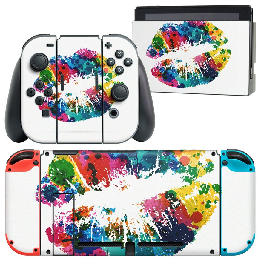 製品名 Nintendo Switch 本体裏面＆ドック正面＆ジョイコン専用 デザインスキンシール セット内容 Nintendo Switch 本体＆ドック＆ジョイコン用スキンシール（各1枚） ニンテンドースイッチ専用です。携帯機のSwitch LiteやProコンには対応していません。 商品特徴 再剥離性シートを素材に採用し、細かな位置調整がしやすく貼り直しが容易です。専用の業務プリンターを使い、商品画像と遜色のない美しい印刷仕上がり。 注意事項 画像はサンプルですので、ご覧の環境によっては多少色味に違いを感じる場合がございます。 イメージと違った、モニターと色味が異なるという理由での交換や返金はご対応出来かねます。スキンシールのみの販売で、ニンテンドースイッチ本体などは付属しません。シワができた場合、ドライヤーなどで軽く温め、外側に向けてシワを伸ばすように貼ってください。初回貼付時の位置調整や貼り直しは可能ですが、しっかりと押し付けて接着させた後の再剥離、再利用は保証しておりません。また接着部に油分や汚れが付着しますと角の部分は剥がれやすくなりますので、貼付時はあまり触れないようにご注意ください。無地のセミグロスシートにデザインをプリントした商品で、デコなどの加工はございません。 凹凸や光沢があるように見えたり布地や金属を素材にしたように見える商品もありますが、デザインの図版によるものです。印刷時に微妙な画像のズレが生じる場合がございます。ご注文後に1点1点制作する受注生産品の為、不良品以外のご返品や交換は固くお断りします。当店における繰り返しの実機テストでは問題ありませんでしたが、経過年数や使用環境により、シールを剥がす際に本体の塗装が一部剥がれる可能性があります。恐れ入りますが、万が一そのような状況になった場合でも当店ではゲーム機本体の保証は出来かねますので、予めご理解の上お求めください。 商品発送 完全受注生産のハンドメイド商品となりますので、既製品と比べて発送までお時間を頂いています。 基本的に決済確認後2?3営業日、最大で10営業日での発送となります。繁忙期や休業日明けの場合はさらに時間がかかる場合があります。 その際には別途メールにてご連絡致します。メール便の場合、発送日から到着までに2?4日ほどかかる場合が多く、紛失などの保障もご対応できかねます。あらかじめご了承下さい。
