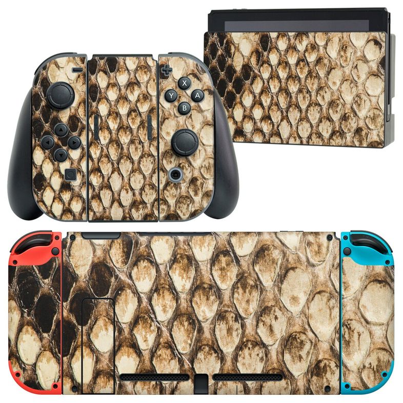製品名 Nintendo Switch 本体裏面＆ドック正面＆ジョイコン専用 デザインスキンシール セット内容 Nintendo Switch 本体＆ドック＆ジョイコン用スキンシール（各1枚） ニンテンドースイッチ専用です。携帯機のSwitch LiteやProコンには対応していません。 商品特徴 再剥離性シートを素材に採用し、細かな位置調整がしやすく貼り直しが容易です。専用の業務プリンターを使い、商品画像と遜色のない美しい印刷仕上がり。 注意事項 画像はサンプルですので、ご覧の環境によっては多少色味に違いを感じる場合がございます。 イメージと違った、モニターと色味が異なるという理由での交換や返金はご対応出来かねます。スキンシールのみの販売で、ニンテンドースイッチ本体などは付属しません。シワができた場合、ドライヤーなどで軽く温め、外側に向けてシワを伸ばすように貼ってください。初回貼付時の位置調整や貼り直しは可能ですが、しっかりと押し付けて接着させた後の再剥離、再利用は保証しておりません。また接着部に油分や汚れが付着しますと角の部分は剥がれやすくなりますので、貼付時はあまり触れないようにご注意ください。無地のセミグロスシートにデザインをプリントした商品で、デコなどの加工はございません。 凹凸や光沢があるように見えたり布地や金属を素材にしたように見える商品もありますが、デザインの図版によるものです。印刷時に微妙な画像のズレが生じる場合がございます。ご注文後に1点1点制作する受注生産品の為、不良品以外のご返品や交換は固くお断りします。当店における繰り返しの実機テストでは問題ありませんでしたが、経過年数や使用環境により、シールを剥がす際に本体の塗装が一部剥がれる可能性があります。恐れ入りますが、万が一そのような状況になった場合でも当店ではゲーム機本体の保証は出来かねますので、予めご理解の上お求めください。 商品発送 完全受注生産のハンドメイド商品となりますので、既製品と比べて発送までお時間を頂いています。 基本的に決済確認後2?3営業日、最大で10営業日での発送となります。繁忙期や休業日明けの場合はさらに時間がかかる場合があります。 その際には別途メールにてご連絡致します。メール便の場合、発送日から到着までに2?4日ほどかかる場合が多く、紛失などの保障もご対応できかねます。あらかじめご了承下さい。