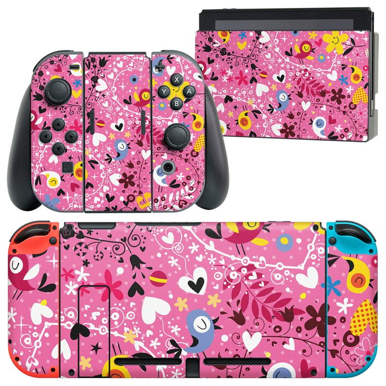 製品名 Nintendo Switch 本体裏面＆ドック正面＆ジョイコン専用 デザインスキンシール セット内容 Nintendo Switch 本体＆ドック＆ジョイコン用スキンシール（各1枚） ニンテンドースイッチ専用です。携帯機のSwitch LiteやProコンには対応していません。 商品特徴 再剥離性シートを素材に採用し、細かな位置調整がしやすく貼り直しが容易です。専用の業務プリンターを使い、商品画像と遜色のない美しい印刷仕上がり。 注意事項 画像はサンプルですので、ご覧の環境によっては多少色味に違いを感じる場合がございます。 イメージと違った、モニターと色味が異なるという理由での交換や返金はご対応出来かねます。スキンシールのみの販売で、ニンテンドースイッチ本体などは付属しません。シワができた場合、ドライヤーなどで軽く温め、外側に向けてシワを伸ばすように貼ってください。初回貼付時の位置調整や貼り直しは可能ですが、しっかりと押し付けて接着させた後の再剥離、再利用は保証しておりません。また接着部に油分や汚れが付着しますと角の部分は剥がれやすくなりますので、貼付時はあまり触れないようにご注意ください。無地のセミグロスシートにデザインをプリントした商品で、デコなどの加工はございません。 凹凸や光沢があるように見えたり布地や金属を素材にしたように見える商品もありますが、デザインの図版によるものです。印刷時に微妙な画像のズレが生じる場合がございます。ご注文後に1点1点制作する受注生産品の為、不良品以外のご返品や交換は固くお断りします。当店における繰り返しの実機テストでは問題ありませんでしたが、経過年数や使用環境により、シールを剥がす際に本体の塗装が一部剥がれる可能性があります。恐れ入りますが、万が一そのような状況になった場合でも当店ではゲーム機本体の保証は出来かねますので、予めご理解の上お求めください。 商品発送 完全受注生産のハンドメイド商品となりますので、既製品と比べて発送までお時間を頂いています。 基本的に決済確認後2?3営業日、最大で10営業日での発送となります。繁忙期や休業日明けの場合はさらに時間がかかる場合があります。 その際には別途メールにてご連絡致します。メール便の場合、発送日から到着までに2?4日ほどかかる場合が多く、紛失などの保障もご対応できかねます。あらかじめご了承下さい。