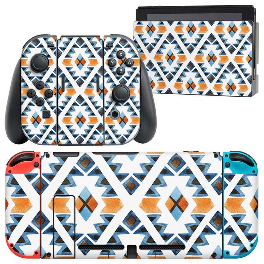 製品名 Nintendo Switch 本体裏面＆ドック正面＆ジョイコン専用 デザインスキンシール セット内容 Nintendo Switch 本体＆ドック＆ジョイコン用スキンシール（各1枚） ニンテンドースイッチ専用です。携帯機のSwitch LiteやProコンには対応していません。 商品特徴 再剥離性シートを素材に採用し、細かな位置調整がしやすく貼り直しが容易です。専用の業務プリンターを使い、商品画像と遜色のない美しい印刷仕上がり。 注意事項 画像はサンプルですので、ご覧の環境によっては多少色味に違いを感じる場合がございます。 イメージと違った、モニターと色味が異なるという理由での交換や返金はご対応出来かねます。スキンシールのみの販売で、ニンテンドースイッチ本体などは付属しません。シワができた場合、ドライヤーなどで軽く温め、外側に向けてシワを伸ばすように貼ってください。初回貼付時の位置調整や貼り直しは可能ですが、しっかりと押し付けて接着させた後の再剥離、再利用は保証しておりません。また接着部に油分や汚れが付着しますと角の部分は剥がれやすくなりますので、貼付時はあまり触れないようにご注意ください。無地のセミグロスシートにデザインをプリントした商品で、デコなどの加工はございません。 凹凸や光沢があるように見えたり布地や金属を素材にしたように見える商品もありますが、デザインの図版によるものです。印刷時に微妙な画像のズレが生じる場合がございます。ご注文後に1点1点制作する受注生産品の為、不良品以外のご返品や交換は固くお断りします。当店における繰り返しの実機テストでは問題ありませんでしたが、経過年数や使用環境により、シールを剥がす際に本体の塗装が一部剥がれる可能性があります。恐れ入りますが、万が一そのような状況になった場合でも当店ではゲーム機本体の保証は出来かねますので、予めご理解の上お求めください。 商品発送 完全受注生産のハンドメイド商品となりますので、既製品と比べて発送までお時間を頂いています。 基本的に決済確認後2?3営業日、最大で10営業日での発送となります。繁忙期や休業日明けの場合はさらに時間がかかる場合があります。 その際には別途メールにてご連絡致します。メール便の場合、発送日から到着までに2?4日ほどかかる場合が多く、紛失などの保障もご対応できかねます。あらかじめご了承下さい。