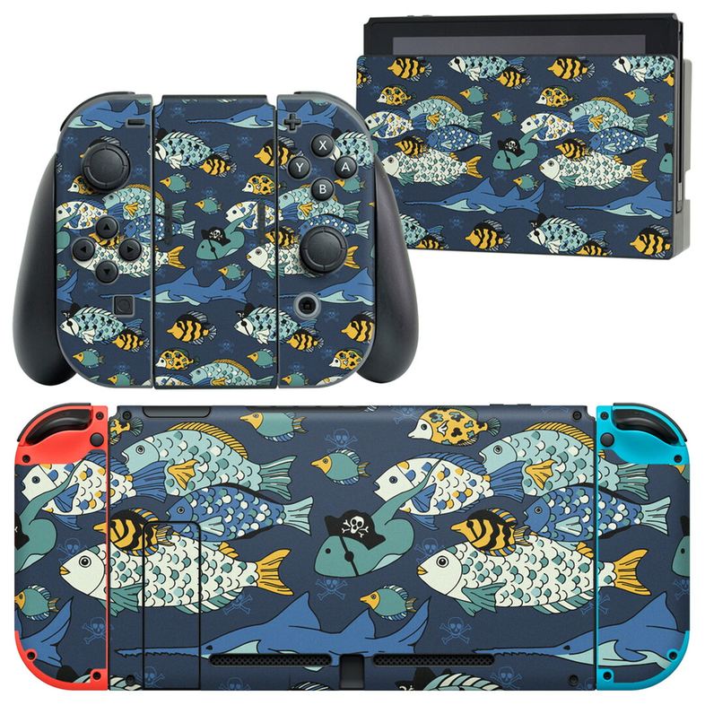 製品名 Nintendo Switch 本体裏面＆ドック正面＆ジョイコン専用 デザインスキンシール セット内容 Nintendo Switch 本体＆ドック＆ジョイコン用スキンシール（各1枚） ニンテンドースイッチ専用です。携帯機のSwitch LiteやProコンには対応していません。 商品特徴 再剥離性シートを素材に採用し、細かな位置調整がしやすく貼り直しが容易です。専用の業務プリンターを使い、商品画像と遜色のない美しい印刷仕上がり。 注意事項 画像はサンプルですので、ご覧の環境によっては多少色味に違いを感じる場合がございます。 イメージと違った、モニターと色味が異なるという理由での交換や返金はご対応出来かねます。スキンシールのみの販売で、ニンテンドースイッチ本体などは付属しません。シワができた場合、ドライヤーなどで軽く温め、外側に向けてシワを伸ばすように貼ってください。初回貼付時の位置調整や貼り直しは可能ですが、しっかりと押し付けて接着させた後の再剥離、再利用は保証しておりません。また接着部に油分や汚れが付着しますと角の部分は剥がれやすくなりますので、貼付時はあまり触れないようにご注意ください。無地のセミグロスシートにデザインをプリントした商品で、デコなどの加工はございません。 凹凸や光沢があるように見えたり布地や金属を素材にしたように見える商品もありますが、デザインの図版によるものです。印刷時に微妙な画像のズレが生じる場合がございます。ご注文後に1点1点制作する受注生産品の為、不良品以外のご返品や交換は固くお断りします。当店における繰り返しの実機テストでは問題ありませんでしたが、経過年数や使用環境により、シールを剥がす際に本体の塗装が一部剥がれる可能性があります。恐れ入りますが、万が一そのような状況になった場合でも当店ではゲーム機本体の保証は出来かねますので、予めご理解の上お求めください。 商品発送 完全受注生産のハンドメイド商品となりますので、既製品と比べて発送までお時間を頂いています。 基本的に決済確認後2?3営業日、最大で10営業日での発送となります。繁忙期や休業日明けの場合はさらに時間がかかる場合があります。 その際には別途メールにてご連絡致します。メール便の場合、発送日から到着までに2?4日ほどかかる場合が多く、紛失などの保障もご対応できかねます。あらかじめご了承下さい。