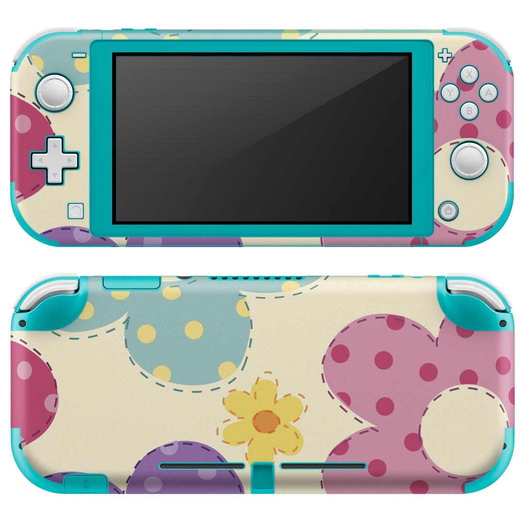 製品名 Nintendo Switch Lite専用 デザインスキンシール セット内容 Nintendo Switch Lite本体用スキンシール（裏表）各1枚 ※液晶側シールは2パーツに分かれていますニンテンドースイッチライト専用です。据え置き機のSwitch本体やJoyコンには対応していません。 商品特徴 3M社製の再剥離性シートを素材に採用し、細かな位置調整がしやすく貼り直しが容易です。また、エアフリーでもありますので気泡が簡単に逃げるので、キレイに貼ることができます。専用の業務プリンターを使い、商品画像と遜色のない美しい印刷仕上がり。 注意事項 画像はサンプルですので、ご覧の環境によっては多少色味に違いを感じる場合がございます。 イメージと違った、モニターと色味が異なるという理由での交換や返金はご対応出来かねます。スキンシールのみの販売で、ニンテンドースイッチ本体などは付属しません。シワができた場合、ドライヤーなどで軽く温め、外側に向けてシワを伸ばすように貼ってください。初回貼付時の位置調整や貼り直しは可能ですが、しっかりと押し付けて接着させた後の再剥離、再利用は保証しておりません。また接着部に油分や汚れが付着しますと角の部分は剥がれやすくなりますので、貼付時はあまり触れないようにご注意ください。無地のセミグロスシートにデザインをプリントした商品で、デコなどの加工はございません。 凹凸や光沢があるように見えたり布地や金属を素材にしたように見える商品もありますが、デザインの図版によるものです。印刷時に微妙な画像のズレが生じる場合がございます。ご注文後に1点1点制作する受注生産品の為、不良品以外のご返品や交換は固くお断りします。 商品発送 完全受注生産のハンドメイド商品となりますので、既製品と比べて発送までお時間を頂いています。 基本的に決済確認後2?3営業日、最大で10営業日での発送となります。繁忙期や休業日明けの場合はさらに時間がかかる場合があります。 その際には別途メールにてご連絡致します。メール便の場合、発送日から到着までに2?4日ほどかかる場合が多く、紛失などの保障もご対応できかねます。あらかじめご了承下さい。