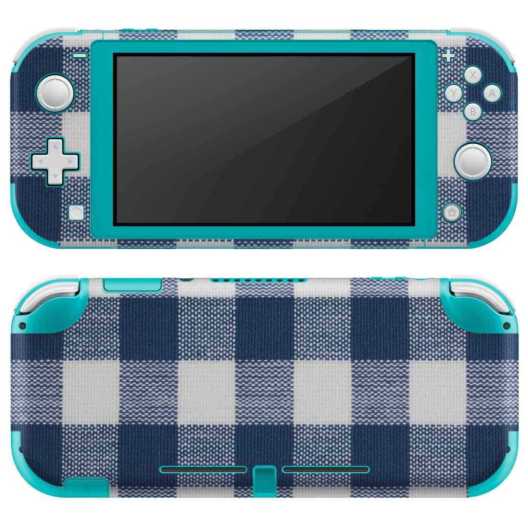 製品名 Nintendo Switch Lite専用 デザインスキンシール セット内容 Nintendo Switch Lite本体用スキンシール（裏表）各1枚 ※液晶側シールは2パーツに分かれていますニンテンドースイッチライト専用です。据え置き機のSwitch本体やJoyコンには対応していません。 商品特徴 3M社製の再剥離性シートを素材に採用し、細かな位置調整がしやすく貼り直しが容易です。また、エアフリーでもありますので気泡が簡単に逃げるので、キレイに貼ることができます。専用の業務プリンターを使い、商品画像と遜色のない美しい印刷仕上がり。 注意事項 画像はサンプルですので、ご覧の環境によっては多少色味に違いを感じる場合がございます。 イメージと違った、モニターと色味が異なるという理由での交換や返金はご対応出来かねます。スキンシールのみの販売で、ニンテンドースイッチ本体などは付属しません。シワができた場合、ドライヤーなどで軽く温め、外側に向けてシワを伸ばすように貼ってください。初回貼付時の位置調整や貼り直しは可能ですが、しっかりと押し付けて接着させた後の再剥離、再利用は保証しておりません。また接着部に油分や汚れが付着しますと角の部分は剥がれやすくなりますので、貼付時はあまり触れないようにご注意ください。無地のセミグロスシートにデザインをプリントした商品で、デコなどの加工はございません。 凹凸や光沢があるように見えたり布地や金属を素材にしたように見える商品もありますが、デザインの図版によるものです。印刷時に微妙な画像のズレが生じる場合がございます。ご注文後に1点1点制作する受注生産品の為、不良品以外のご返品や交換は固くお断りします。 商品発送 完全受注生産のハンドメイド商品となりますので、既製品と比べて発送までお時間を頂いています。 基本的に決済確認後2?3営業日、最大で10営業日での発送となります。繁忙期や休業日明けの場合はさらに時間がかかる場合があります。 その際には別途メールにてご連絡致します。メール便の場合、発送日から到着までに2?4日ほどかかる場合が多く、紛失などの保障もご対応できかねます。あらかじめご了承下さい。