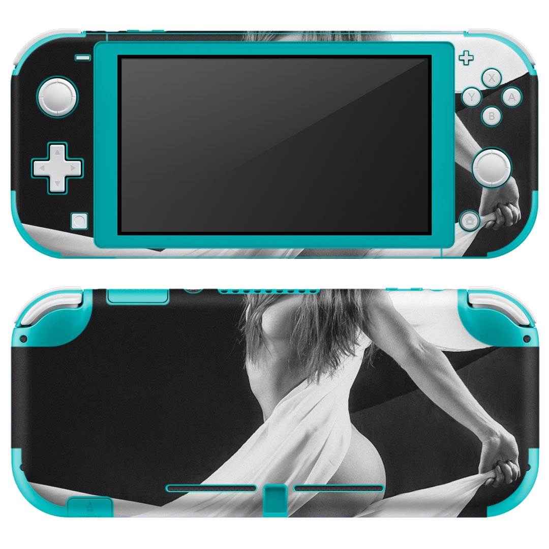 製品名 Nintendo Switch Lite専用 デザインスキンシール セット内容 Nintendo Switch Lite本体用スキンシール（裏表）各1枚 ※液晶側シールは2パーツに分かれていますニンテンドースイッチライト専用です。据え置き機のSwitch本体やJoyコンには対応していません。 商品特徴 3M社製の再剥離性シートを素材に採用し、細かな位置調整がしやすく貼り直しが容易です。また、エアフリーでもありますので気泡が簡単に逃げるので、キレイに貼ることができます。専用の業務プリンターを使い、商品画像と遜色のない美しい印刷仕上がり。 注意事項 画像はサンプルですので、ご覧の環境によっては多少色味に違いを感じる場合がございます。 イメージと違った、モニターと色味が異なるという理由での交換や返金はご対応出来かねます。スキンシールのみの販売で、ニンテンドースイッチ本体などは付属しません。シワができた場合、ドライヤーなどで軽く温め、外側に向けてシワを伸ばすように貼ってください。初回貼付時の位置調整や貼り直しは可能ですが、しっかりと押し付けて接着させた後の再剥離、再利用は保証しておりません。また接着部に油分や汚れが付着しますと角の部分は剥がれやすくなりますので、貼付時はあまり触れないようにご注意ください。無地のセミグロスシートにデザインをプリントした商品で、デコなどの加工はございません。 凹凸や光沢があるように見えたり布地や金属を素材にしたように見える商品もありますが、デザインの図版によるものです。印刷時に微妙な画像のズレが生じる場合がございます。ご注文後に1点1点制作する受注生産品の為、不良品以外のご返品や交換は固くお断りします。 商品発送 完全受注生産のハンドメイド商品となりますので、既製品と比べて発送までお時間を頂いています。 基本的に決済確認後2?3営業日、最大で10営業日での発送となります。繁忙期や休業日明けの場合はさらに時間がかかる場合があります。 その際には別途メールにてご連絡致します。メール便の場合、発送日から到着までに2?4日ほどかかる場合が多く、紛失などの保障もご対応できかねます。あらかじめご了承下さい。