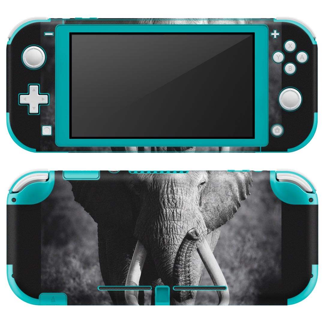 製品名 Nintendo Switch Lite専用 デザインスキンシール セット内容 Nintendo Switch Lite本体用スキンシール（裏表）各1枚 ※液晶側シールは2パーツに分かれていますニンテンドースイッチライト専用です。据え置き機のSwitch本体やJoyコンには対応していません。 商品特徴 3M社製の再剥離性シートを素材に採用し、細かな位置調整がしやすく貼り直しが容易です。また、エアフリーでもありますので気泡が簡単に逃げるので、キレイに貼ることができます。専用の業務プリンターを使い、商品画像と遜色のない美しい印刷仕上がり。 注意事項 画像はサンプルですので、ご覧の環境によっては多少色味に違いを感じる場合がございます。 イメージと違った、モニターと色味が異なるという理由での交換や返金はご対応出来かねます。スキンシールのみの販売で、ニンテンドースイッチ本体などは付属しません。シワができた場合、ドライヤーなどで軽く温め、外側に向けてシワを伸ばすように貼ってください。初回貼付時の位置調整や貼り直しは可能ですが、しっかりと押し付けて接着させた後の再剥離、再利用は保証しておりません。また接着部に油分や汚れが付着しますと角の部分は剥がれやすくなりますので、貼付時はあまり触れないようにご注意ください。無地のセミグロスシートにデザインをプリントした商品で、デコなどの加工はございません。 凹凸や光沢があるように見えたり布地や金属を素材にしたように見える商品もありますが、デザインの図版によるものです。印刷時に微妙な画像のズレが生じる場合がございます。ご注文後に1点1点制作する受注生産品の為、不良品以外のご返品や交換は固くお断りします。 商品発送 完全受注生産のハンドメイド商品となりますので、既製品と比べて発送までお時間を頂いています。 基本的に決済確認後2?3営業日、最大で10営業日での発送となります。繁忙期や休業日明けの場合はさらに時間がかかる場合があります。 その際には別途メールにてご連絡致します。メール便の場合、発送日から到着までに2?4日ほどかかる場合が多く、紛失などの保障もご対応できかねます。あらかじめご了承下さい。