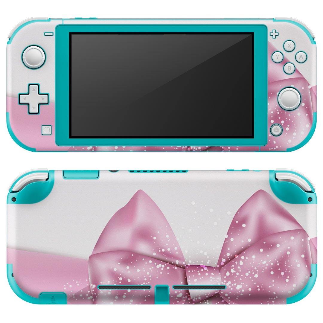 製品名 Nintendo Switch Lite専用 デザインスキンシール セット内容 Nintendo Switch Lite本体用スキンシール（裏表）各1枚 ※液晶側シールは2パーツに分かれていますニンテンドースイッチライト専用です。据え置き機のSwitch本体やJoyコンには対応していません。 商品特徴 3M社製の再剥離性シートを素材に採用し、細かな位置調整がしやすく貼り直しが容易です。また、エアフリーでもありますので気泡が簡単に逃げるので、キレイに貼ることができます。専用の業務プリンターを使い、商品画像と遜色のない美しい印刷仕上がり。 注意事項 画像はサンプルですので、ご覧の環境によっては多少色味に違いを感じる場合がございます。 イメージと違った、モニターと色味が異なるという理由での交換や返金はご対応出来かねます。スキンシールのみの販売で、ニンテンドースイッチ本体などは付属しません。シワができた場合、ドライヤーなどで軽く温め、外側に向けてシワを伸ばすように貼ってください。初回貼付時の位置調整や貼り直しは可能ですが、しっかりと押し付けて接着させた後の再剥離、再利用は保証しておりません。また接着部に油分や汚れが付着しますと角の部分は剥がれやすくなりますので、貼付時はあまり触れないようにご注意ください。無地のセミグロスシートにデザインをプリントした商品で、デコなどの加工はございません。 凹凸や光沢があるように見えたり布地や金属を素材にしたように見える商品もありますが、デザインの図版によるものです。印刷時に微妙な画像のズレが生じる場合がございます。ご注文後に1点1点制作する受注生産品の為、不良品以外のご返品や交換は固くお断りします。 商品発送 完全受注生産のハンドメイド商品となりますので、既製品と比べて発送までお時間を頂いています。 基本的に決済確認後2?3営業日、最大で10営業日での発送となります。繁忙期や休業日明けの場合はさらに時間がかかる場合があります。 その際には別途メールにてご連絡致します。メール便の場合、発送日から到着までに2?4日ほどかかる場合が多く、紛失などの保障もご対応できかねます。あらかじめご了承下さい。
