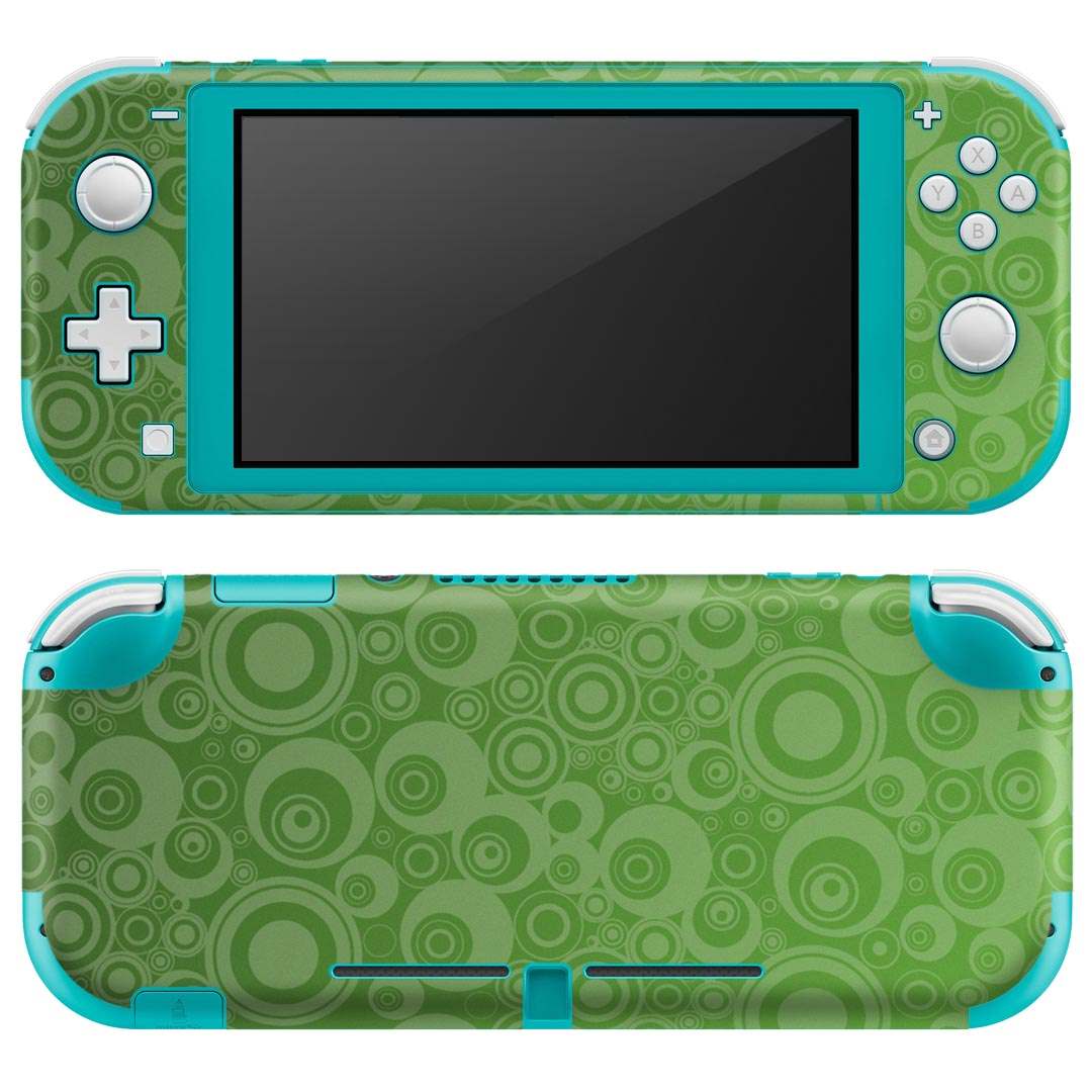 製品名 Nintendo Switch Lite専用 デザインスキンシール セット内容 Nintendo Switch Lite本体用スキンシール（裏表）各1枚 ※液晶側シールは2パーツに分かれていますニンテンドースイッチライト専用です。据え置き機のSwitch本体やJoyコンには対応していません。 商品特徴 3M社製の再剥離性シートを素材に採用し、細かな位置調整がしやすく貼り直しが容易です。また、エアフリーでもありますので気泡が簡単に逃げるので、キレイに貼ることができます。専用の業務プリンターを使い、商品画像と遜色のない美しい印刷仕上がり。 注意事項 画像はサンプルですので、ご覧の環境によっては多少色味に違いを感じる場合がございます。 イメージと違った、モニターと色味が異なるという理由での交換や返金はご対応出来かねます。スキンシールのみの販売で、ニンテンドースイッチ本体などは付属しません。シワができた場合、ドライヤーなどで軽く温め、外側に向けてシワを伸ばすように貼ってください。初回貼付時の位置調整や貼り直しは可能ですが、しっかりと押し付けて接着させた後の再剥離、再利用は保証しておりません。また接着部に油分や汚れが付着しますと角の部分は剥がれやすくなりますので、貼付時はあまり触れないようにご注意ください。無地のセミグロスシートにデザインをプリントした商品で、デコなどの加工はございません。 凹凸や光沢があるように見えたり布地や金属を素材にしたように見える商品もありますが、デザインの図版によるものです。印刷時に微妙な画像のズレが生じる場合がございます。ご注文後に1点1点制作する受注生産品の為、不良品以外のご返品や交換は固くお断りします。 商品発送 完全受注生産のハンドメイド商品となりますので、既製品と比べて発送までお時間を頂いています。 基本的に決済確認後2?3営業日、最大で10営業日での発送となります。繁忙期や休業日明けの場合はさらに時間がかかる場合があります。 その際には別途メールにてご連絡致します。メール便の場合、発送日から到着までに2?4日ほどかかる場合が多く、紛失などの保障もご対応できかねます。あらかじめご了承下さい。