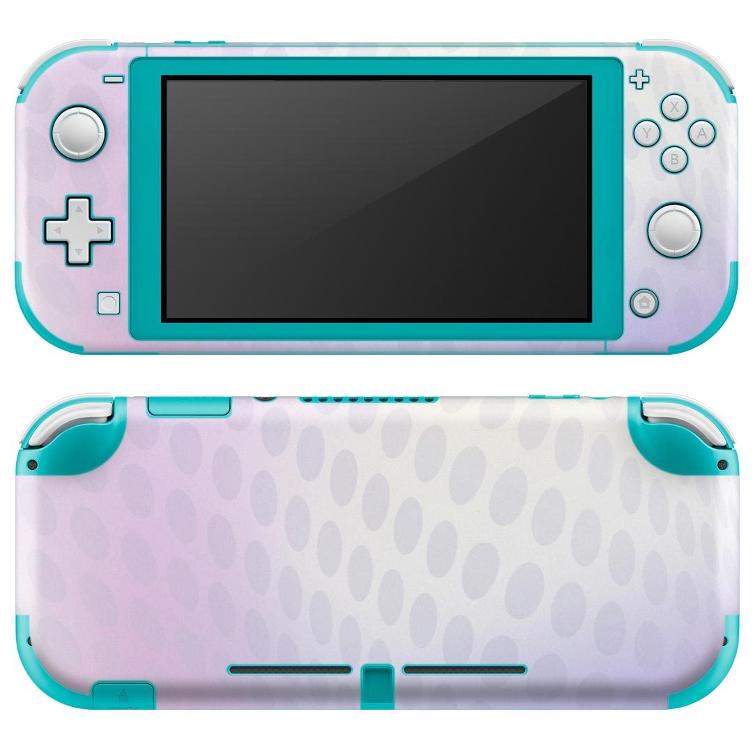 製品名 Nintendo Switch Lite専用 デザインスキンシール セット内容 Nintendo Switch Lite本体用スキンシール（裏表）各1枚 ※液晶側シールは2パーツに分かれていますニンテンドースイッチライト専用です。据え置き機のSwitch本体やJoyコンには対応していません。 商品特徴 3M社製の再剥離性シートを素材に採用し、細かな位置調整がしやすく貼り直しが容易です。また、エアフリーでもありますので気泡が簡単に逃げるので、キレイに貼ることができます。専用の業務プリンターを使い、商品画像と遜色のない美しい印刷仕上がり。 注意事項 画像はサンプルですので、ご覧の環境によっては多少色味に違いを感じる場合がございます。 イメージと違った、モニターと色味が異なるという理由での交換や返金はご対応出来かねます。スキンシールのみの販売で、ニンテンドースイッチ本体などは付属しません。シワができた場合、ドライヤーなどで軽く温め、外側に向けてシワを伸ばすように貼ってください。初回貼付時の位置調整や貼り直しは可能ですが、しっかりと押し付けて接着させた後の再剥離、再利用は保証しておりません。また接着部に油分や汚れが付着しますと角の部分は剥がれやすくなりますので、貼付時はあまり触れないようにご注意ください。無地のセミグロスシートにデザインをプリントした商品で、デコなどの加工はございません。 凹凸や光沢があるように見えたり布地や金属を素材にしたように見える商品もありますが、デザインの図版によるものです。印刷時に微妙な画像のズレが生じる場合がございます。ご注文後に1点1点制作する受注生産品の為、不良品以外のご返品や交換は固くお断りします。 商品発送 完全受注生産のハンドメイド商品となりますので、既製品と比べて発送までお時間を頂いています。 基本的に決済確認後2?3営業日、最大で10営業日での発送となります。繁忙期や休業日明けの場合はさらに時間がかかる場合があります。 その際には別途メールにてご連絡致します。メール便の場合、発送日から到着までに2?4日ほどかかる場合が多く、紛失などの保障もご対応できかねます。あらかじめご了承下さい。