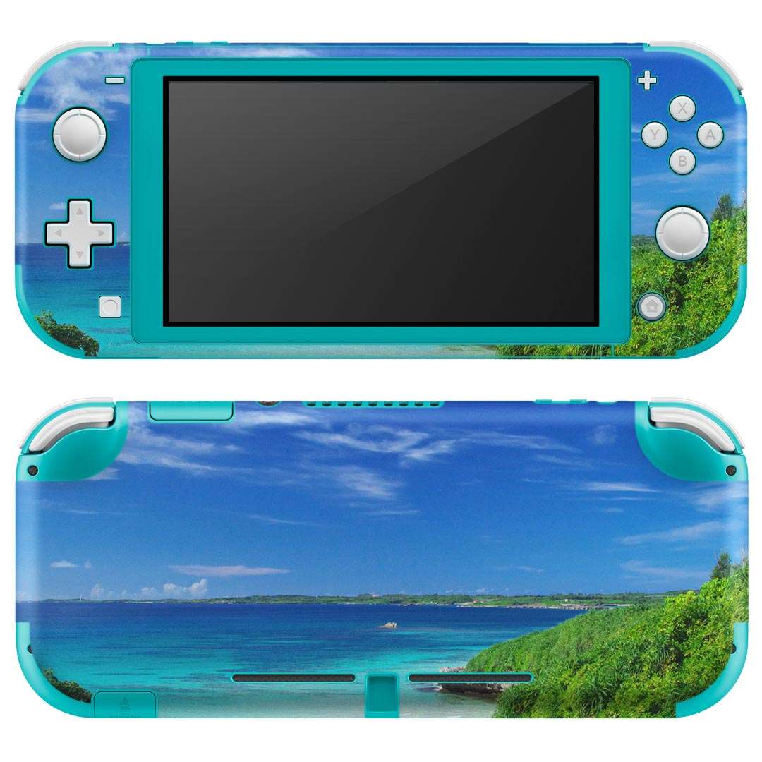 製品名 Nintendo Switch Lite専用 デザインスキンシール セット内容 Nintendo Switch Lite本体用スキンシール（裏表）各1枚 ※液晶側シールは2パーツに分かれていますニンテンドースイッチライト専用です。据え置き機のSwitch本体やJoyコンには対応していません。 商品特徴 3M社製の再剥離性シートを素材に採用し、細かな位置調整がしやすく貼り直しが容易です。また、エアフリーでもありますので気泡が簡単に逃げるので、キレイに貼ることができます。専用の業務プリンターを使い、商品画像と遜色のない美しい印刷仕上がり。 注意事項 画像はサンプルですので、ご覧の環境によっては多少色味に違いを感じる場合がございます。 イメージと違った、モニターと色味が異なるという理由での交換や返金はご対応出来かねます。スキンシールのみの販売で、ニンテンドースイッチ本体などは付属しません。シワができた場合、ドライヤーなどで軽く温め、外側に向けてシワを伸ばすように貼ってください。初回貼付時の位置調整や貼り直しは可能ですが、しっかりと押し付けて接着させた後の再剥離、再利用は保証しておりません。また接着部に油分や汚れが付着しますと角の部分は剥がれやすくなりますので、貼付時はあまり触れないようにご注意ください。無地のセミグロスシートにデザインをプリントした商品で、デコなどの加工はございません。 凹凸や光沢があるように見えたり布地や金属を素材にしたように見える商品もありますが、デザインの図版によるものです。印刷時に微妙な画像のズレが生じる場合がございます。ご注文後に1点1点制作する受注生産品の為、不良品以外のご返品や交換は固くお断りします。 商品発送 完全受注生産のハンドメイド商品となりますので、既製品と比べて発送までお時間を頂いています。 基本的に決済確認後2?3営業日、最大で10営業日での発送となります。繁忙期や休業日明けの場合はさらに時間がかかる場合があります。 その際には別途メールにてご連絡致します。メール便の場合、発送日から到着までに2?4日ほどかかる場合が多く、紛失などの保障もご対応できかねます。あらかじめご了承下さい。