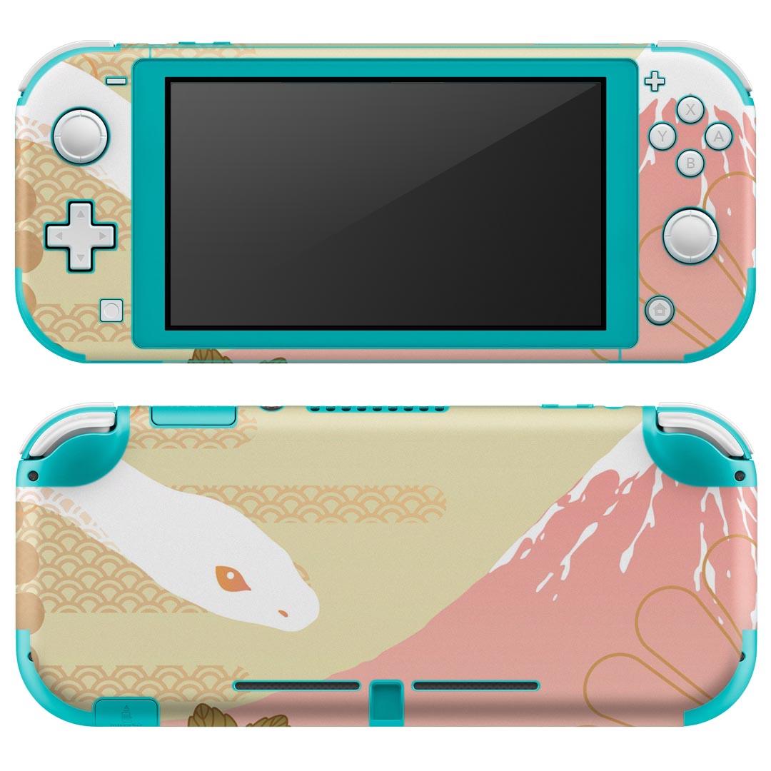 製品名 Nintendo Switch Lite専用 デザインスキンシール セット内容 Nintendo Switch Lite本体用スキンシール（裏表）各1枚 ※液晶側シールは2パーツに分かれていますニンテンドースイッチライト専用です。据え置き機のSwitch本体やJoyコンには対応していません。 商品特徴 3M社製の再剥離性シートを素材に採用し、細かな位置調整がしやすく貼り直しが容易です。また、エアフリーでもありますので気泡が簡単に逃げるので、キレイに貼ることができます。専用の業務プリンターを使い、商品画像と遜色のない美しい印刷仕上がり。 注意事項 画像はサンプルですので、ご覧の環境によっては多少色味に違いを感じる場合がございます。 イメージと違った、モニターと色味が異なるという理由での交換や返金はご対応出来かねます。スキンシールのみの販売で、ニンテンドースイッチ本体などは付属しません。シワができた場合、ドライヤーなどで軽く温め、外側に向けてシワを伸ばすように貼ってください。初回貼付時の位置調整や貼り直しは可能ですが、しっかりと押し付けて接着させた後の再剥離、再利用は保証しておりません。また接着部に油分や汚れが付着しますと角の部分は剥がれやすくなりますので、貼付時はあまり触れないようにご注意ください。無地のセミグロスシートにデザインをプリントした商品で、デコなどの加工はございません。 凹凸や光沢があるように見えたり布地や金属を素材にしたように見える商品もありますが、デザインの図版によるものです。印刷時に微妙な画像のズレが生じる場合がございます。ご注文後に1点1点制作する受注生産品の為、不良品以外のご返品や交換は固くお断りします。 商品発送 完全受注生産のハンドメイド商品となりますので、既製品と比べて発送までお時間を頂いています。 基本的に決済確認後2?3営業日、最大で10営業日での発送となります。繁忙期や休業日明けの場合はさらに時間がかかる場合があります。 その際には別途メールにてご連絡致します。メール便の場合、発送日から到着までに2?4日ほどかかる場合が多く、紛失などの保障もご対応できかねます。あらかじめご了承下さい。