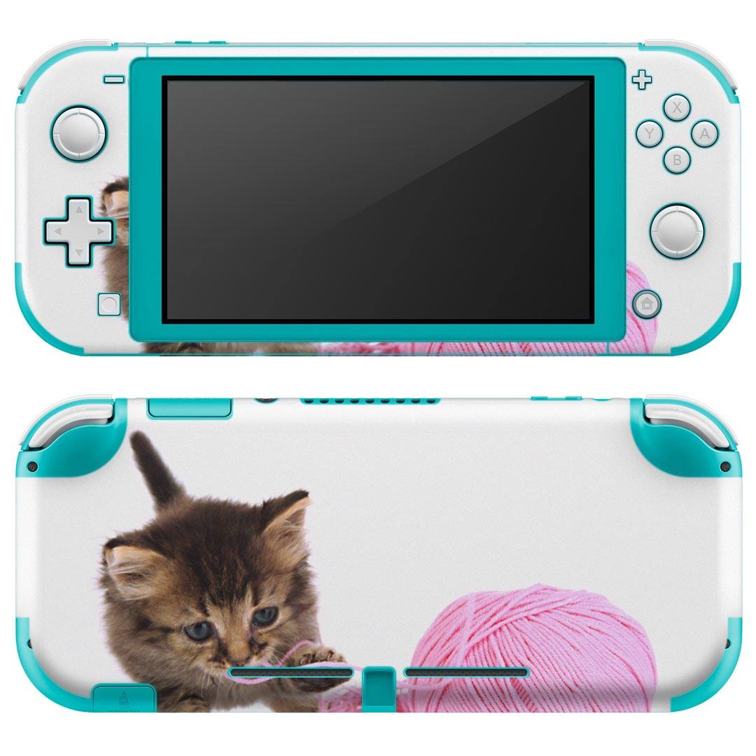 製品名 Nintendo Switch Lite専用 デザインスキンシール セット内容 Nintendo Switch Lite本体用スキンシール（裏表）各1枚 ※液晶側シールは2パーツに分かれていますニンテンドースイッチライト専用です。据え置き機のSwitch本体やJoyコンには対応していません。 商品特徴 3M社製の再剥離性シートを素材に採用し、細かな位置調整がしやすく貼り直しが容易です。また、エアフリーでもありますので気泡が簡単に逃げるので、キレイに貼ることができます。専用の業務プリンターを使い、商品画像と遜色のない美しい印刷仕上がり。 注意事項 画像はサンプルですので、ご覧の環境によっては多少色味に違いを感じる場合がございます。 イメージと違った、モニターと色味が異なるという理由での交換や返金はご対応出来かねます。スキンシールのみの販売で、ニンテンドースイッチ本体などは付属しません。シワができた場合、ドライヤーなどで軽く温め、外側に向けてシワを伸ばすように貼ってください。初回貼付時の位置調整や貼り直しは可能ですが、しっかりと押し付けて接着させた後の再剥離、再利用は保証しておりません。また接着部に油分や汚れが付着しますと角の部分は剥がれやすくなりますので、貼付時はあまり触れないようにご注意ください。無地のセミグロスシートにデザインをプリントした商品で、デコなどの加工はございません。 凹凸や光沢があるように見えたり布地や金属を素材にしたように見える商品もありますが、デザインの図版によるものです。印刷時に微妙な画像のズレが生じる場合がございます。ご注文後に1点1点制作する受注生産品の為、不良品以外のご返品や交換は固くお断りします。 商品発送 完全受注生産のハンドメイド商品となりますので、既製品と比べて発送までお時間を頂いています。 基本的に決済確認後2?3営業日、最大で10営業日での発送となります。繁忙期や休業日明けの場合はさらに時間がかかる場合があります。 その際には別途メールにてご連絡致します。メール便の場合、発送日から到着までに2?4日ほどかかる場合が多く、紛失などの保障もご対応できかねます。あらかじめご了承下さい。