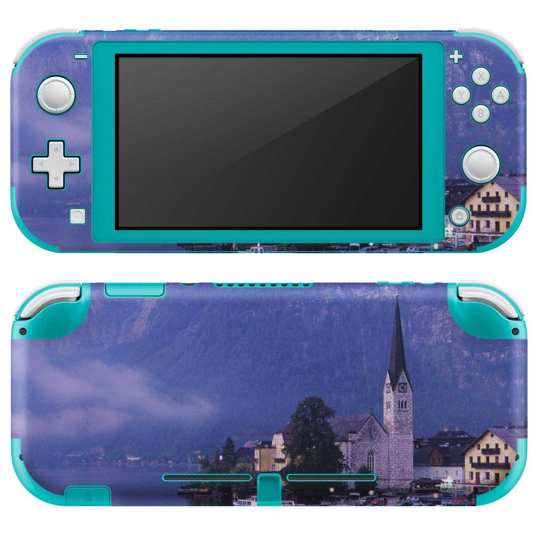 製品名 Nintendo Switch Lite専用 デザインスキンシール セット内容 Nintendo Switch Lite本体用スキンシール（裏表）各1枚 ※液晶側シールは2パーツに分かれていますニンテンドースイッチライト専用です。据え置き機のSwitch本体やJoyコンには対応していません。 商品特徴 3M社製の再剥離性シートを素材に採用し、細かな位置調整がしやすく貼り直しが容易です。また、エアフリーでもありますので気泡が簡単に逃げるので、キレイに貼ることができます。専用の業務プリンターを使い、商品画像と遜色のない美しい印刷仕上がり。 注意事項 画像はサンプルですので、ご覧の環境によっては多少色味に違いを感じる場合がございます。 イメージと違った、モニターと色味が異なるという理由での交換や返金はご対応出来かねます。スキンシールのみの販売で、ニンテンドースイッチ本体などは付属しません。シワができた場合、ドライヤーなどで軽く温め、外側に向けてシワを伸ばすように貼ってください。初回貼付時の位置調整や貼り直しは可能ですが、しっかりと押し付けて接着させた後の再剥離、再利用は保証しておりません。また接着部に油分や汚れが付着しますと角の部分は剥がれやすくなりますので、貼付時はあまり触れないようにご注意ください。無地のセミグロスシートにデザインをプリントした商品で、デコなどの加工はございません。 凹凸や光沢があるように見えたり布地や金属を素材にしたように見える商品もありますが、デザインの図版によるものです。印刷時に微妙な画像のズレが生じる場合がございます。ご注文後に1点1点制作する受注生産品の為、不良品以外のご返品や交換は固くお断りします。 商品発送 完全受注生産のハンドメイド商品となりますので、既製品と比べて発送までお時間を頂いています。 基本的に決済確認後2?3営業日、最大で10営業日での発送となります。繁忙期や休業日明けの場合はさらに時間がかかる場合があります。 その際には別途メールにてご連絡致します。メール便の場合、発送日から到着までに2?4日ほどかかる場合が多く、紛失などの保障もご対応できかねます。あらかじめご了承下さい。
