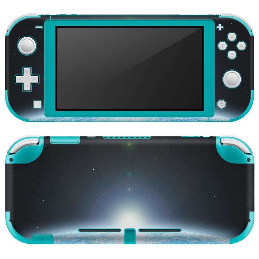 製品名 Nintendo Switch Lite専用 デザインスキンシール セット内容 Nintendo Switch Lite本体用スキンシール（裏表）各1枚 ※液晶側シールは2パーツに分かれていますニンテンドースイッチライト専用です。据え置き機のSwitch本体やJoyコンには対応していません。 商品特徴 3M社製の再剥離性シートを素材に採用し、細かな位置調整がしやすく貼り直しが容易です。また、エアフリーでもありますので気泡が簡単に逃げるので、キレイに貼ることができます。専用の業務プリンターを使い、商品画像と遜色のない美しい印刷仕上がり。 注意事項 画像はサンプルですので、ご覧の環境によっては多少色味に違いを感じる場合がございます。 イメージと違った、モニターと色味が異なるという理由での交換や返金はご対応出来かねます。スキンシールのみの販売で、ニンテンドースイッチ本体などは付属しません。シワができた場合、ドライヤーなどで軽く温め、外側に向けてシワを伸ばすように貼ってください。初回貼付時の位置調整や貼り直しは可能ですが、しっかりと押し付けて接着させた後の再剥離、再利用は保証しておりません。また接着部に油分や汚れが付着しますと角の部分は剥がれやすくなりますので、貼付時はあまり触れないようにご注意ください。無地のセミグロスシートにデザインをプリントした商品で、デコなどの加工はございません。 凹凸や光沢があるように見えたり布地や金属を素材にしたように見える商品もありますが、デザインの図版によるものです。印刷時に微妙な画像のズレが生じる場合がございます。ご注文後に1点1点制作する受注生産品の為、不良品以外のご返品や交換は固くお断りします。 商品発送 完全受注生産のハンドメイド商品となりますので、既製品と比べて発送までお時間を頂いています。 基本的に決済確認後2?3営業日、最大で10営業日での発送となります。繁忙期や休業日明けの場合はさらに時間がかかる場合があります。 その際には別途メールにてご連絡致します。メール便の場合、発送日から到着までに2?4日ほどかかる場合が多く、紛失などの保障もご対応できかねます。あらかじめご了承下さい。
