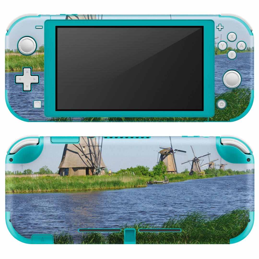 製品名 Nintendo Switch Lite専用 デザインスキンシール セット内容 Nintendo Switch Lite本体用スキンシール（裏表）各1枚 ※液晶側シールは2パーツに分かれていますニンテンドースイッチライト専用です。据え置き機のSwitch本体やJoyコンには対応していません。 商品特徴 3M社製の再剥離性シートを素材に採用し、細かな位置調整がしやすく貼り直しが容易です。また、エアフリーでもありますので気泡が簡単に逃げるので、キレイに貼ることができます。専用の業務プリンターを使い、商品画像と遜色のない美しい印刷仕上がり。 注意事項 画像はサンプルですので、ご覧の環境によっては多少色味に違いを感じる場合がございます。 イメージと違った、モニターと色味が異なるという理由での交換や返金はご対応出来かねます。スキンシールのみの販売で、ニンテンドースイッチ本体などは付属しません。シワができた場合、ドライヤーなどで軽く温め、外側に向けてシワを伸ばすように貼ってください。初回貼付時の位置調整や貼り直しは可能ですが、しっかりと押し付けて接着させた後の再剥離、再利用は保証しておりません。また接着部に油分や汚れが付着しますと角の部分は剥がれやすくなりますので、貼付時はあまり触れないようにご注意ください。無地のセミグロスシートにデザインをプリントした商品で、デコなどの加工はございません。 凹凸や光沢があるように見えたり布地や金属を素材にしたように見える商品もありますが、デザインの図版によるものです。印刷時に微妙な画像のズレが生じる場合がございます。ご注文後に1点1点制作する受注生産品の為、不良品以外のご返品や交換は固くお断りします。 商品発送 完全受注生産のハンドメイド商品となりますので、既製品と比べて発送までお時間を頂いています。 基本的に決済確認後2?3営業日、最大で10営業日での発送となります。繁忙期や休業日明けの場合はさらに時間がかかる場合があります。 その際には別途メールにてご連絡致します。メール便の場合、発送日から到着までに2?4日ほどかかる場合が多く、紛失などの保障もご対応できかねます。あらかじめご了承下さい。