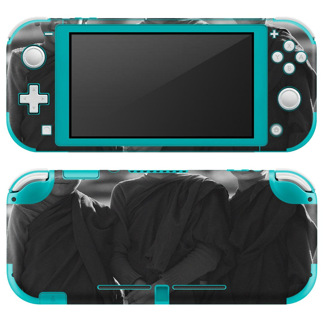 製品名 Nintendo Switch Lite専用 デザインスキンシール セット内容 Nintendo Switch Lite本体用スキンシール（裏表）各1枚 ※液晶側シールは2パーツに分かれていますニンテンドースイッチライト専用です。据え置き機のSwitch本体やJoyコンには対応していません。 商品特徴 3M社製の再剥離性シートを素材に採用し、細かな位置調整がしやすく貼り直しが容易です。また、エアフリーでもありますので気泡が簡単に逃げるので、キレイに貼ることができます。専用の業務プリンターを使い、商品画像と遜色のない美しい印刷仕上がり。 注意事項 画像はサンプルですので、ご覧の環境によっては多少色味に違いを感じる場合がございます。 イメージと違った、モニターと色味が異なるという理由での交換や返金はご対応出来かねます。スキンシールのみの販売で、ニンテンドースイッチ本体などは付属しません。シワができた場合、ドライヤーなどで軽く温め、外側に向けてシワを伸ばすように貼ってください。初回貼付時の位置調整や貼り直しは可能ですが、しっかりと押し付けて接着させた後の再剥離、再利用は保証しておりません。また接着部に油分や汚れが付着しますと角の部分は剥がれやすくなりますので、貼付時はあまり触れないようにご注意ください。無地のセミグロスシートにデザインをプリントした商品で、デコなどの加工はございません。 凹凸や光沢があるように見えたり布地や金属を素材にしたように見える商品もありますが、デザインの図版によるものです。印刷時に微妙な画像のズレが生じる場合がございます。ご注文後に1点1点制作する受注生産品の為、不良品以外のご返品や交換は固くお断りします。 商品発送 完全受注生産のハンドメイド商品となりますので、既製品と比べて発送までお時間を頂いています。 基本的に決済確認後2?3営業日、最大で10営業日での発送となります。繁忙期や休業日明けの場合はさらに時間がかかる場合があります。 その際には別途メールにてご連絡致します。メール便の場合、発送日から到着までに2?4日ほどかかる場合が多く、紛失などの保障もご対応できかねます。あらかじめご了承下さい。