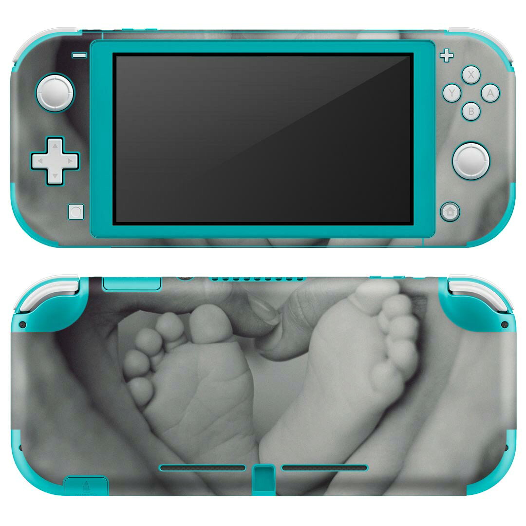 製品名 Nintendo Switch Lite専用 デザインスキンシール セット内容 Nintendo Switch Lite本体用スキンシール（裏表）各1枚 ※液晶側シールは2パーツに分かれていますニンテンドースイッチライト専用です。据え置き機のSwitch本体やJoyコンには対応していません。 商品特徴 3M社製の再剥離性シートを素材に採用し、細かな位置調整がしやすく貼り直しが容易です。また、エアフリーでもありますので気泡が簡単に逃げるので、キレイに貼ることができます。専用の業務プリンターを使い、商品画像と遜色のない美しい印刷仕上がり。 注意事項 画像はサンプルですので、ご覧の環境によっては多少色味に違いを感じる場合がございます。 イメージと違った、モニターと色味が異なるという理由での交換や返金はご対応出来かねます。スキンシールのみの販売で、ニンテンドースイッチ本体などは付属しません。シワができた場合、ドライヤーなどで軽く温め、外側に向けてシワを伸ばすように貼ってください。初回貼付時の位置調整や貼り直しは可能ですが、しっかりと押し付けて接着させた後の再剥離、再利用は保証しておりません。また接着部に油分や汚れが付着しますと角の部分は剥がれやすくなりますので、貼付時はあまり触れないようにご注意ください。無地のセミグロスシートにデザインをプリントした商品で、デコなどの加工はございません。 凹凸や光沢があるように見えたり布地や金属を素材にしたように見える商品もありますが、デザインの図版によるものです。印刷時に微妙な画像のズレが生じる場合がございます。ご注文後に1点1点制作する受注生産品の為、不良品以外のご返品や交換は固くお断りします。 商品発送 完全受注生産のハンドメイド商品となりますので、既製品と比べて発送までお時間を頂いています。 基本的に決済確認後2?3営業日、最大で10営業日での発送となります。繁忙期や休業日明けの場合はさらに時間がかかる場合があります。 その際には別途メールにてご連絡致します。メール便の場合、発送日から到着までに2?4日ほどかかる場合が多く、紛失などの保障もご対応できかねます。あらかじめご了承下さい。