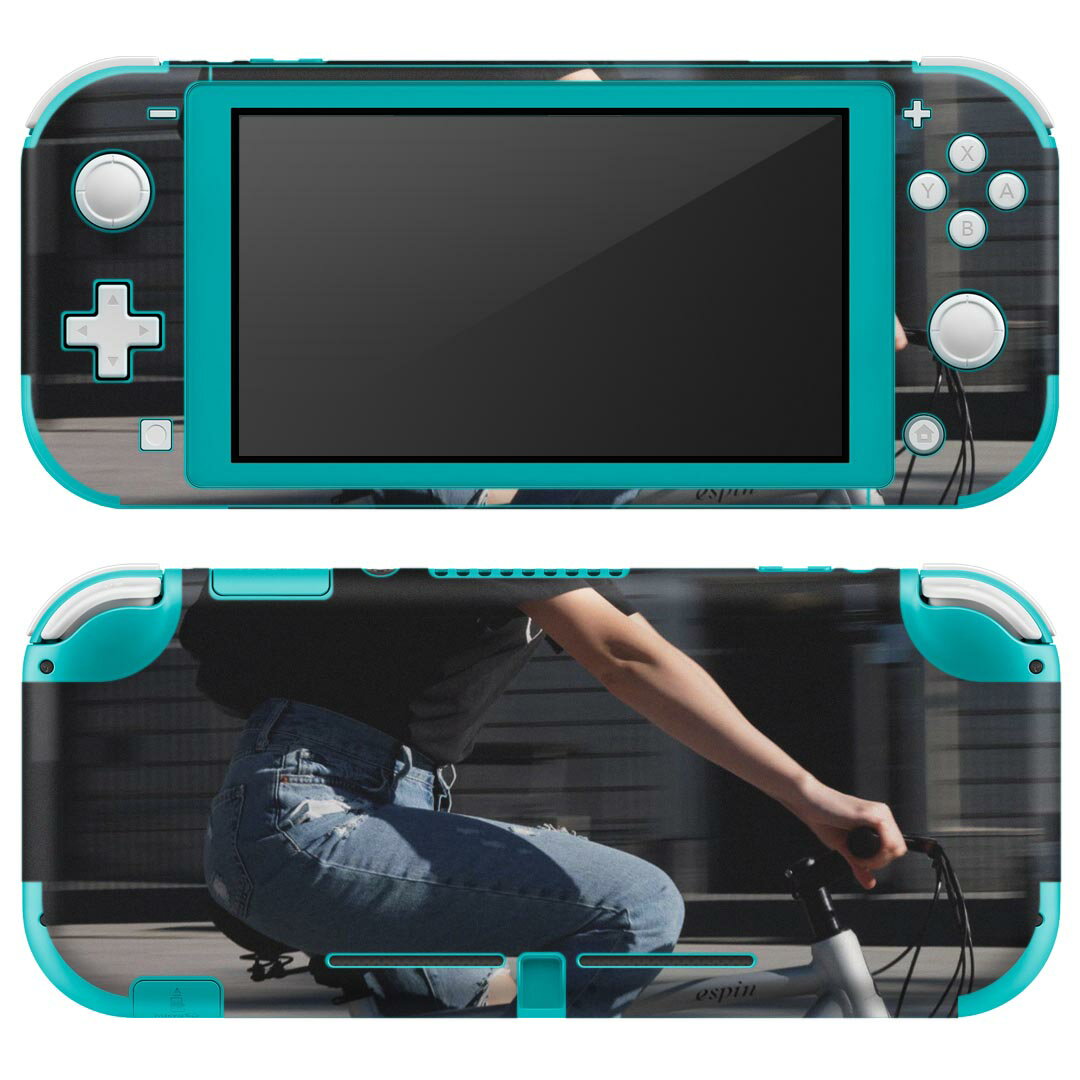 製品名 Nintendo Switch Lite専用 デザインスキンシール セット内容 Nintendo Switch Lite本体用スキンシール（裏表）各1枚 ※液晶側シールは2パーツに分かれていますニンテンドースイッチライト専用です。据え置き機のSwitch本体やJoyコンには対応していません。 商品特徴 3M社製の再剥離性シートを素材に採用し、細かな位置調整がしやすく貼り直しが容易です。また、エアフリーでもありますので気泡が簡単に逃げるので、キレイに貼ることができます。専用の業務プリンターを使い、商品画像と遜色のない美しい印刷仕上がり。 注意事項 画像はサンプルですので、ご覧の環境によっては多少色味に違いを感じる場合がございます。 イメージと違った、モニターと色味が異なるという理由での交換や返金はご対応出来かねます。スキンシールのみの販売で、ニンテンドースイッチ本体などは付属しません。シワができた場合、ドライヤーなどで軽く温め、外側に向けてシワを伸ばすように貼ってください。初回貼付時の位置調整や貼り直しは可能ですが、しっかりと押し付けて接着させた後の再剥離、再利用は保証しておりません。また接着部に油分や汚れが付着しますと角の部分は剥がれやすくなりますので、貼付時はあまり触れないようにご注意ください。無地のセミグロスシートにデザインをプリントした商品で、デコなどの加工はございません。 凹凸や光沢があるように見えたり布地や金属を素材にしたように見える商品もありますが、デザインの図版によるものです。印刷時に微妙な画像のズレが生じる場合がございます。ご注文後に1点1点制作する受注生産品の為、不良品以外のご返品や交換は固くお断りします。 商品発送 完全受注生産のハンドメイド商品となりますので、既製品と比べて発送までお時間を頂いています。 基本的に決済確認後2?3営業日、最大で10営業日での発送となります。繁忙期や休業日明けの場合はさらに時間がかかる場合があります。 その際には別途メールにてご連絡致します。メール便の場合、発送日から到着までに2?4日ほどかかる場合が多く、紛失などの保障もご対応できかねます。あらかじめご了承下さい。