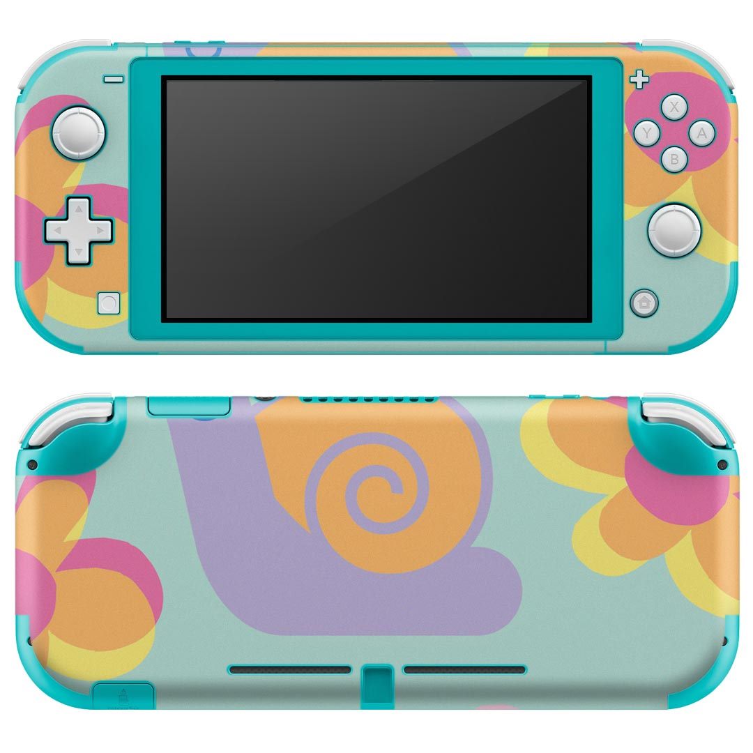 製品名 Nintendo Switch Lite専用 デザインスキンシール セット内容 Nintendo Switch Lite本体用スキンシール（裏表）各1枚 ※液晶側シールは2パーツに分かれていますニンテンドースイッチライト専用です。据え置き機のSwitch本体やJoyコンには対応していません。 商品特徴 3M社製の再剥離性シートを素材に採用し、細かな位置調整がしやすく貼り直しが容易です。また、エアフリーでもありますので気泡が簡単に逃げるので、キレイに貼ることができます。専用の業務プリンターを使い、商品画像と遜色のない美しい印刷仕上がり。 注意事項 画像はサンプルですので、ご覧の環境によっては多少色味に違いを感じる場合がございます。 イメージと違った、モニターと色味が異なるという理由での交換や返金はご対応出来かねます。スキンシールのみの販売で、ニンテンドースイッチ本体などは付属しません。シワができた場合、ドライヤーなどで軽く温め、外側に向けてシワを伸ばすように貼ってください。初回貼付時の位置調整や貼り直しは可能ですが、しっかりと押し付けて接着させた後の再剥離、再利用は保証しておりません。また接着部に油分や汚れが付着しますと角の部分は剥がれやすくなりますので、貼付時はあまり触れないようにご注意ください。無地のセミグロスシートにデザインをプリントした商品で、デコなどの加工はございません。 凹凸や光沢があるように見えたり布地や金属を素材にしたように見える商品もありますが、デザインの図版によるものです。印刷時に微妙な画像のズレが生じる場合がございます。ご注文後に1点1点制作する受注生産品の為、不良品以外のご返品や交換は固くお断りします。 商品発送 完全受注生産のハンドメイド商品となりますので、既製品と比べて発送までお時間を頂いています。 基本的に決済確認後2?3営業日、最大で10営業日での発送となります。繁忙期や休業日明けの場合はさらに時間がかかる場合があります。 その際には別途メールにてご連絡致します。メール便の場合、発送日から到着までに2?4日ほどかかる場合が多く、紛失などの保障もご対応できかねます。あらかじめご了承下さい。