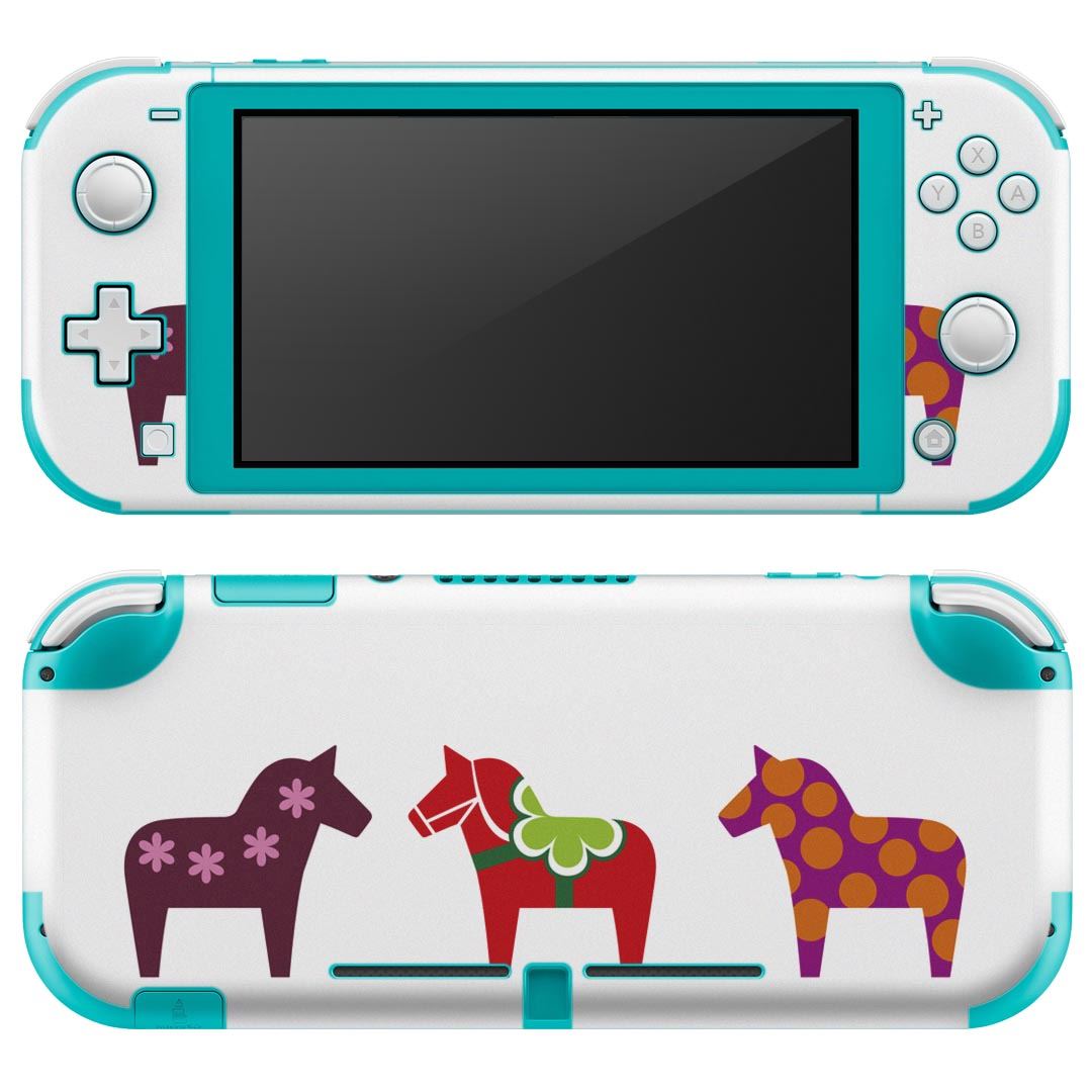 製品名 Nintendo Switch Lite専用 デザインスキンシール セット内容 Nintendo Switch Lite本体用スキンシール（裏表）各1枚 ※液晶側シールは2パーツに分かれていますニンテンドースイッチライト専用です。据え置き機のSwitch本体やJoyコンには対応していません。 商品特徴 3M社製の再剥離性シートを素材に採用し、細かな位置調整がしやすく貼り直しが容易です。また、エアフリーでもありますので気泡が簡単に逃げるので、キレイに貼ることができます。専用の業務プリンターを使い、商品画像と遜色のない美しい印刷仕上がり。 注意事項 画像はサンプルですので、ご覧の環境によっては多少色味に違いを感じる場合がございます。 イメージと違った、モニターと色味が異なるという理由での交換や返金はご対応出来かねます。スキンシールのみの販売で、ニンテンドースイッチ本体などは付属しません。シワができた場合、ドライヤーなどで軽く温め、外側に向けてシワを伸ばすように貼ってください。初回貼付時の位置調整や貼り直しは可能ですが、しっかりと押し付けて接着させた後の再剥離、再利用は保証しておりません。また接着部に油分や汚れが付着しますと角の部分は剥がれやすくなりますので、貼付時はあまり触れないようにご注意ください。無地のセミグロスシートにデザインをプリントした商品で、デコなどの加工はございません。 凹凸や光沢があるように見えたり布地や金属を素材にしたように見える商品もありますが、デザインの図版によるものです。印刷時に微妙な画像のズレが生じる場合がございます。ご注文後に1点1点制作する受注生産品の為、不良品以外のご返品や交換は固くお断りします。 商品発送 完全受注生産のハンドメイド商品となりますので、既製品と比べて発送までお時間を頂いています。 基本的に決済確認後2?3営業日、最大で10営業日での発送となります。繁忙期や休業日明けの場合はさらに時間がかかる場合があります。 その際には別途メールにてご連絡致します。メール便の場合、発送日から到着までに2?4日ほどかかる場合が多く、紛失などの保障もご対応できかねます。あらかじめご了承下さい。