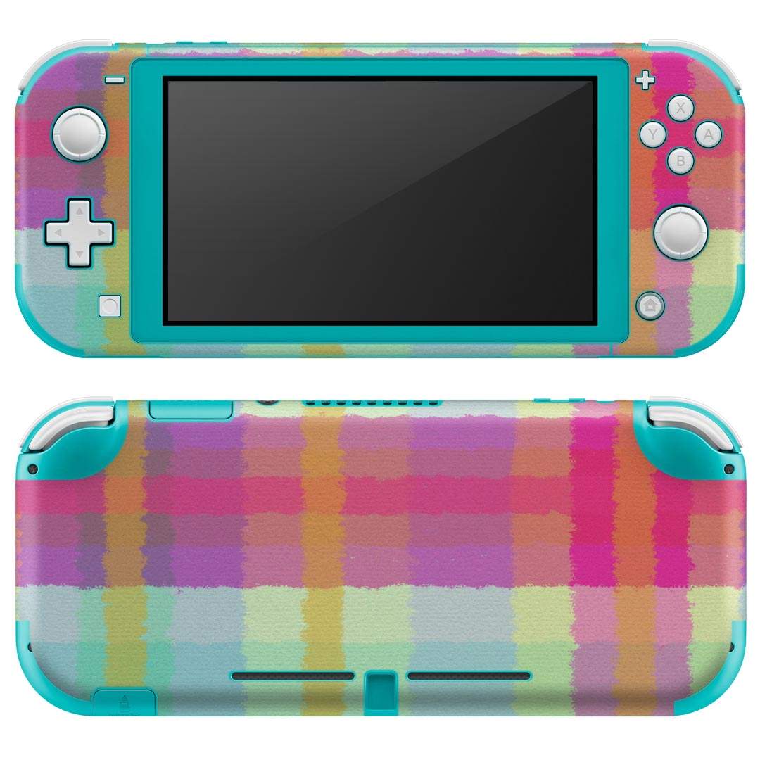 製品名 Nintendo Switch Lite専用 デザインスキンシール セット内容 Nintendo Switch Lite本体用スキンシール（裏表）各1枚 ※液晶側シールは2パーツに分かれていますニンテンドースイッチライト専用です。据え置き機のSwitch本体やJoyコンには対応していません。 商品特徴 3M社製の再剥離性シートを素材に採用し、細かな位置調整がしやすく貼り直しが容易です。また、エアフリーでもありますので気泡が簡単に逃げるので、キレイに貼ることができます。専用の業務プリンターを使い、商品画像と遜色のない美しい印刷仕上がり。 注意事項 画像はサンプルですので、ご覧の環境によっては多少色味に違いを感じる場合がございます。 イメージと違った、モニターと色味が異なるという理由での交換や返金はご対応出来かねます。スキンシールのみの販売で、ニンテンドースイッチ本体などは付属しません。シワができた場合、ドライヤーなどで軽く温め、外側に向けてシワを伸ばすように貼ってください。初回貼付時の位置調整や貼り直しは可能ですが、しっかりと押し付けて接着させた後の再剥離、再利用は保証しておりません。また接着部に油分や汚れが付着しますと角の部分は剥がれやすくなりますので、貼付時はあまり触れないようにご注意ください。無地のセミグロスシートにデザインをプリントした商品で、デコなどの加工はございません。 凹凸や光沢があるように見えたり布地や金属を素材にしたように見える商品もありますが、デザインの図版によるものです。印刷時に微妙な画像のズレが生じる場合がございます。ご注文後に1点1点制作する受注生産品の為、不良品以外のご返品や交換は固くお断りします。 商品発送 完全受注生産のハンドメイド商品となりますので、既製品と比べて発送までお時間を頂いています。 基本的に決済確認後2?3営業日、最大で10営業日での発送となります。繁忙期や休業日明けの場合はさらに時間がかかる場合があります。 その際には別途メールにてご連絡致します。メール便の場合、発送日から到着までに2?4日ほどかかる場合が多く、紛失などの保障もご対応できかねます。あらかじめご了承下さい。