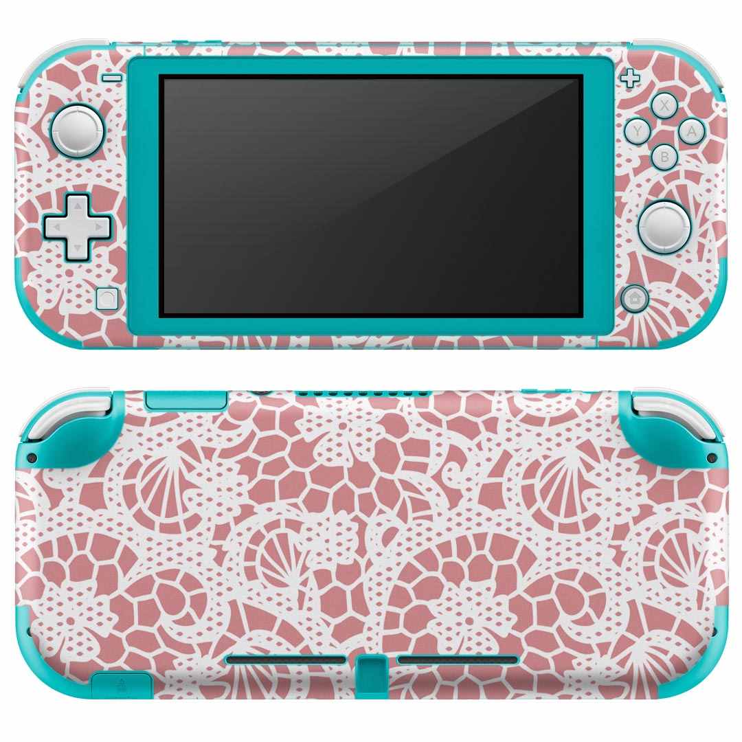 製品名 Nintendo Switch Lite専用 デザインスキンシール セット内容 Nintendo Switch Lite本体用スキンシール（裏表）各1枚 ※液晶側シールは2パーツに分かれていますニンテンドースイッチライト専用です。据え置き機のSwitch本体やJoyコンには対応していません。 商品特徴 3M社製の再剥離性シートを素材に採用し、細かな位置調整がしやすく貼り直しが容易です。また、エアフリーでもありますので気泡が簡単に逃げるので、キレイに貼ることができます。専用の業務プリンターを使い、商品画像と遜色のない美しい印刷仕上がり。 注意事項 画像はサンプルですので、ご覧の環境によっては多少色味に違いを感じる場合がございます。 イメージと違った、モニターと色味が異なるという理由での交換や返金はご対応出来かねます。スキンシールのみの販売で、ニンテンドースイッチ本体などは付属しません。シワができた場合、ドライヤーなどで軽く温め、外側に向けてシワを伸ばすように貼ってください。初回貼付時の位置調整や貼り直しは可能ですが、しっかりと押し付けて接着させた後の再剥離、再利用は保証しておりません。また接着部に油分や汚れが付着しますと角の部分は剥がれやすくなりますので、貼付時はあまり触れないようにご注意ください。無地のセミグロスシートにデザインをプリントした商品で、デコなどの加工はございません。 凹凸や光沢があるように見えたり布地や金属を素材にしたように見える商品もありますが、デザインの図版によるものです。印刷時に微妙な画像のズレが生じる場合がございます。ご注文後に1点1点制作する受注生産品の為、不良品以外のご返品や交換は固くお断りします。 商品発送 完全受注生産のハンドメイド商品となりますので、既製品と比べて発送までお時間を頂いています。 基本的に決済確認後2?3営業日、最大で10営業日での発送となります。繁忙期や休業日明けの場合はさらに時間がかかる場合があります。 その際には別途メールにてご連絡致します。メール便の場合、発送日から到着までに2?4日ほどかかる場合が多く、紛失などの保障もご対応できかねます。あらかじめご了承下さい。