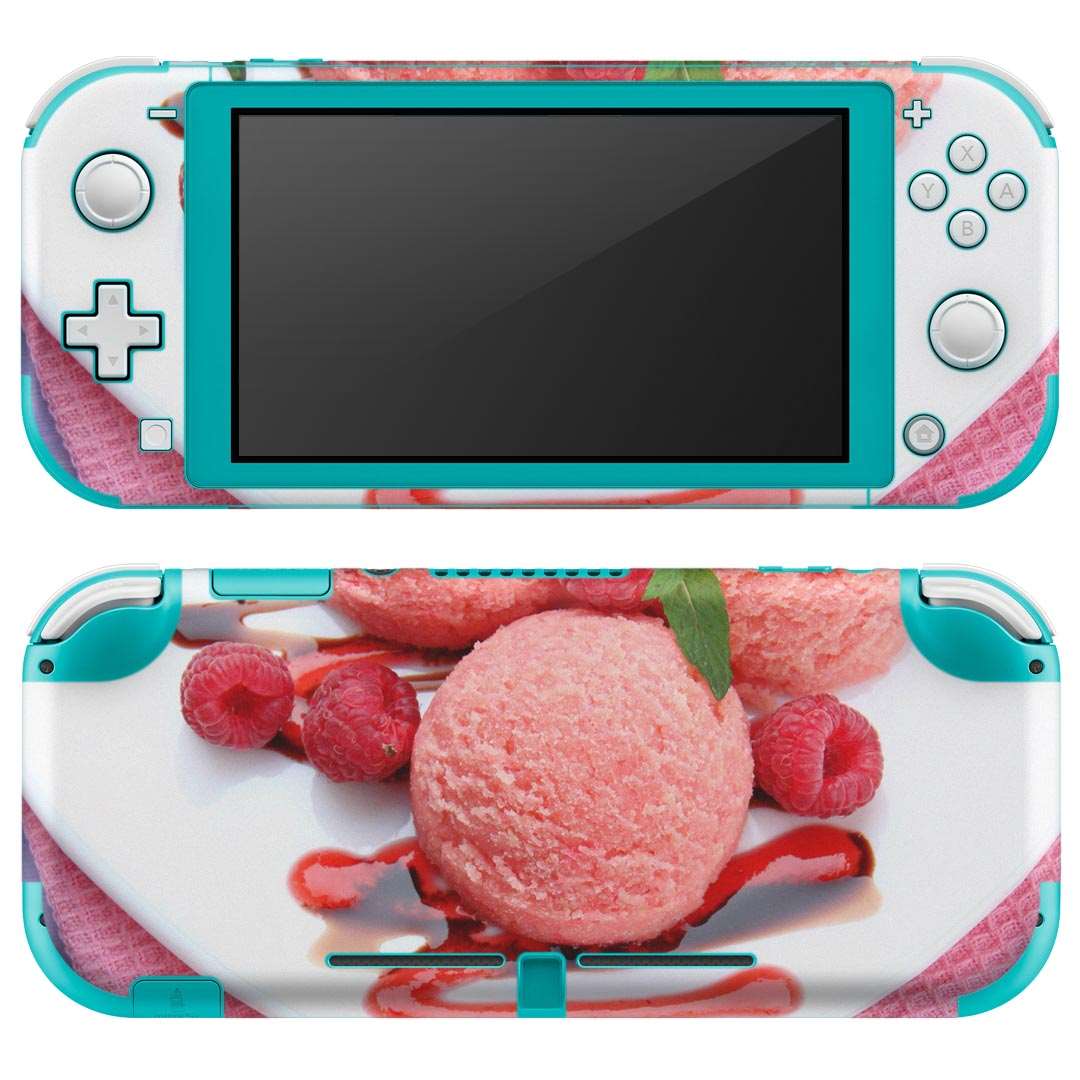 製品名 Nintendo Switch Lite専用 デザインスキンシール セット内容 Nintendo Switch Lite本体用スキンシール（裏表）各1枚 ※液晶側シールは2パーツに分かれていますニンテンドースイッチライト専用です。据え置き機のSwitch本体やJoyコンには対応していません。 商品特徴 3M社製の再剥離性シートを素材に採用し、細かな位置調整がしやすく貼り直しが容易です。また、エアフリーでもありますので気泡が簡単に逃げるので、キレイに貼ることができます。専用の業務プリンターを使い、商品画像と遜色のない美しい印刷仕上がり。 注意事項 画像はサンプルですので、ご覧の環境によっては多少色味に違いを感じる場合がございます。 イメージと違った、モニターと色味が異なるという理由での交換や返金はご対応出来かねます。スキンシールのみの販売で、ニンテンドースイッチ本体などは付属しません。シワができた場合、ドライヤーなどで軽く温め、外側に向けてシワを伸ばすように貼ってください。初回貼付時の位置調整や貼り直しは可能ですが、しっかりと押し付けて接着させた後の再剥離、再利用は保証しておりません。また接着部に油分や汚れが付着しますと角の部分は剥がれやすくなりますので、貼付時はあまり触れないようにご注意ください。無地のセミグロスシートにデザインをプリントした商品で、デコなどの加工はございません。 凹凸や光沢があるように見えたり布地や金属を素材にしたように見える商品もありますが、デザインの図版によるものです。印刷時に微妙な画像のズレが生じる場合がございます。ご注文後に1点1点制作する受注生産品の為、不良品以外のご返品や交換は固くお断りします。 商品発送 完全受注生産のハンドメイド商品となりますので、既製品と比べて発送までお時間を頂いています。 基本的に決済確認後2?3営業日、最大で10営業日での発送となります。繁忙期や休業日明けの場合はさらに時間がかかる場合があります。 その際には別途メールにてご連絡致します。メール便の場合、発送日から到着までに2?4日ほどかかる場合が多く、紛失などの保障もご対応できかねます。あらかじめご了承下さい。