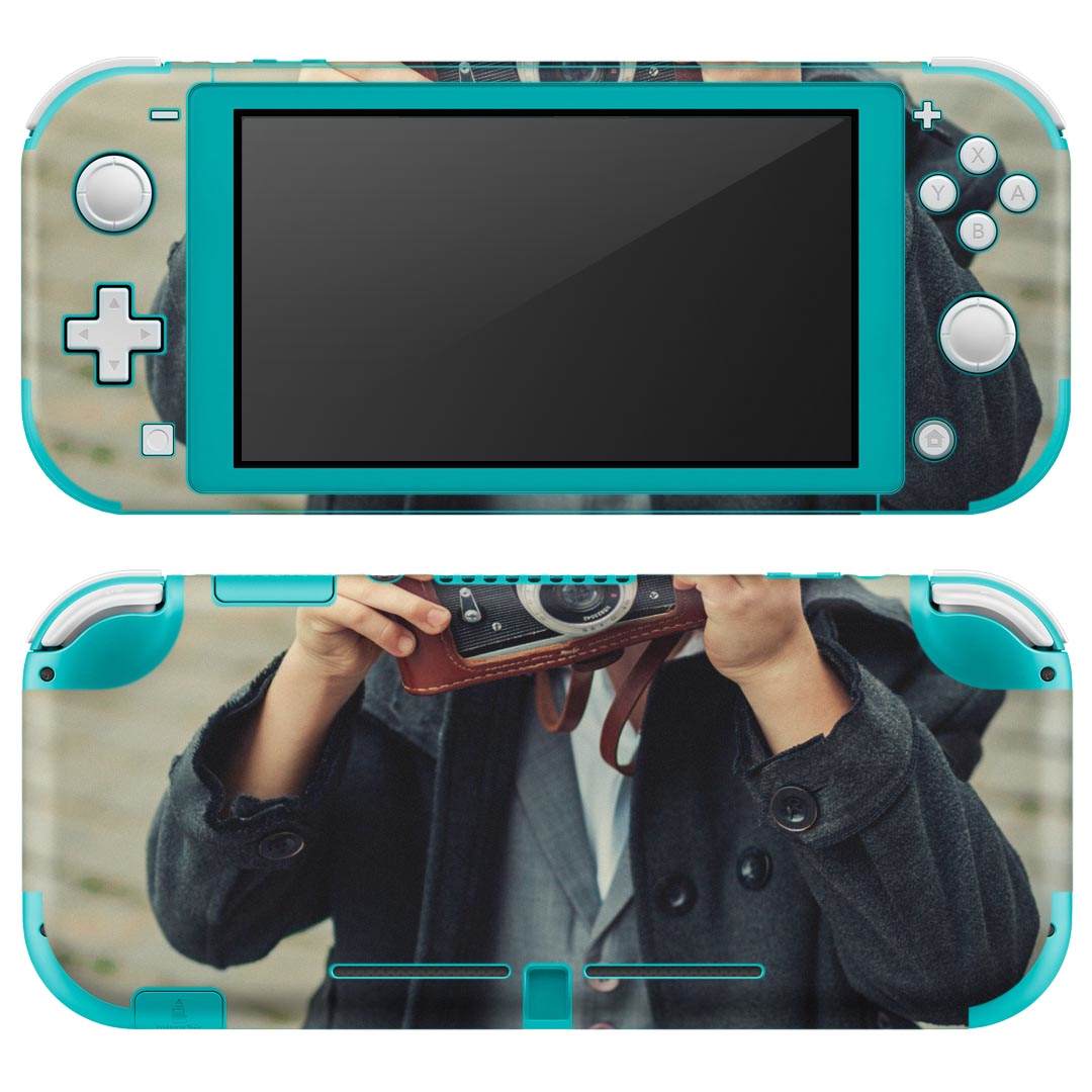 製品名 Nintendo Switch Lite専用 デザインスキンシール セット内容 Nintendo Switch Lite本体用スキンシール（裏表）各1枚 ※液晶側シールは2パーツに分かれていますニンテンドースイッチライト専用です。据え置き機のSwitch本体やJoyコンには対応していません。 商品特徴 3M社製の再剥離性シートを素材に採用し、細かな位置調整がしやすく貼り直しが容易です。また、エアフリーでもありますので気泡が簡単に逃げるので、キレイに貼ることができます。専用の業務プリンターを使い、商品画像と遜色のない美しい印刷仕上がり。 注意事項 画像はサンプルですので、ご覧の環境によっては多少色味に違いを感じる場合がございます。 イメージと違った、モニターと色味が異なるという理由での交換や返金はご対応出来かねます。スキンシールのみの販売で、ニンテンドースイッチ本体などは付属しません。シワができた場合、ドライヤーなどで軽く温め、外側に向けてシワを伸ばすように貼ってください。初回貼付時の位置調整や貼り直しは可能ですが、しっかりと押し付けて接着させた後の再剥離、再利用は保証しておりません。また接着部に油分や汚れが付着しますと角の部分は剥がれやすくなりますので、貼付時はあまり触れないようにご注意ください。無地のセミグロスシートにデザインをプリントした商品で、デコなどの加工はございません。 凹凸や光沢があるように見えたり布地や金属を素材にしたように見える商品もありますが、デザインの図版によるものです。印刷時に微妙な画像のズレが生じる場合がございます。ご注文後に1点1点制作する受注生産品の為、不良品以外のご返品や交換は固くお断りします。 商品発送 完全受注生産のハンドメイド商品となりますので、既製品と比べて発送までお時間を頂いています。 基本的に決済確認後2?3営業日、最大で10営業日での発送となります。繁忙期や休業日明けの場合はさらに時間がかかる場合があります。 その際には別途メールにてご連絡致します。メール便の場合、発送日から到着までに2?4日ほどかかる場合が多く、紛失などの保障もご対応できかねます。あらかじめご了承下さい。