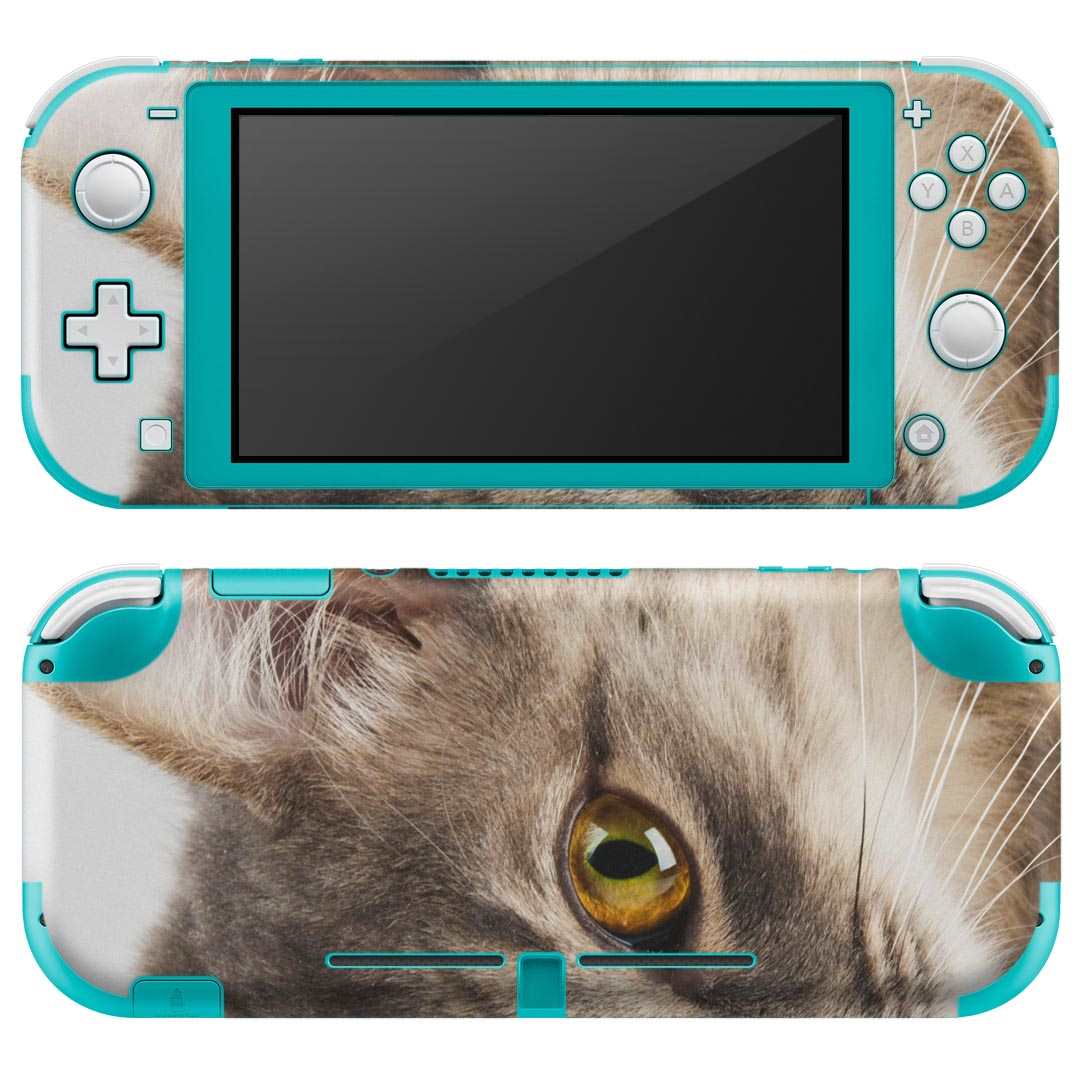 製品名 Nintendo Switch Lite専用 デザインスキンシール セット内容 Nintendo Switch Lite本体用スキンシール（裏表）各1枚 ※液晶側シールは2パーツに分かれていますニンテンドースイッチライト専用です。据え置き機のSwitch本体やJoyコンには対応していません。 商品特徴 3M社製の再剥離性シートを素材に採用し、細かな位置調整がしやすく貼り直しが容易です。また、エアフリーでもありますので気泡が簡単に逃げるので、キレイに貼ることができます。専用の業務プリンターを使い、商品画像と遜色のない美しい印刷仕上がり。 注意事項 画像はサンプルですので、ご覧の環境によっては多少色味に違いを感じる場合がございます。 イメージと違った、モニターと色味が異なるという理由での交換や返金はご対応出来かねます。スキンシールのみの販売で、ニンテンドースイッチ本体などは付属しません。シワができた場合、ドライヤーなどで軽く温め、外側に向けてシワを伸ばすように貼ってください。初回貼付時の位置調整や貼り直しは可能ですが、しっかりと押し付けて接着させた後の再剥離、再利用は保証しておりません。また接着部に油分や汚れが付着しますと角の部分は剥がれやすくなりますので、貼付時はあまり触れないようにご注意ください。無地のセミグロスシートにデザインをプリントした商品で、デコなどの加工はございません。 凹凸や光沢があるように見えたり布地や金属を素材にしたように見える商品もありますが、デザインの図版によるものです。印刷時に微妙な画像のズレが生じる場合がございます。ご注文後に1点1点制作する受注生産品の為、不良品以外のご返品や交換は固くお断りします。 商品発送 完全受注生産のハンドメイド商品となりますので、既製品と比べて発送までお時間を頂いています。 基本的に決済確認後2?3営業日、最大で10営業日での発送となります。繁忙期や休業日明けの場合はさらに時間がかかる場合があります。 その際には別途メールにてご連絡致します。メール便の場合、発送日から到着までに2?4日ほどかかる場合が多く、紛失などの保障もご対応できかねます。あらかじめご了承下さい。
