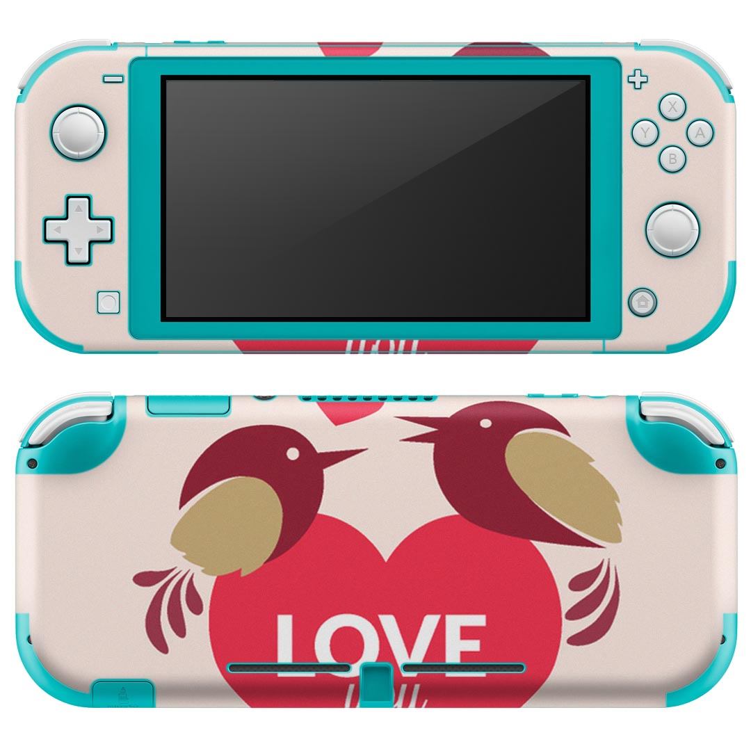 製品名 Nintendo Switch Lite専用 デザインスキンシール セット内容 Nintendo Switch Lite本体用スキンシール（裏表）各1枚 ※液晶側シールは2パーツに分かれていますニンテンドースイッチライト専用です。据え置き機のSwitch本体やJoyコンには対応していません。 商品特徴 3M社製の再剥離性シートを素材に採用し、細かな位置調整がしやすく貼り直しが容易です。また、エアフリーでもありますので気泡が簡単に逃げるので、キレイに貼ることができます。専用の業務プリンターを使い、商品画像と遜色のない美しい印刷仕上がり。 注意事項 画像はサンプルですので、ご覧の環境によっては多少色味に違いを感じる場合がございます。 イメージと違った、モニターと色味が異なるという理由での交換や返金はご対応出来かねます。スキンシールのみの販売で、ニンテンドースイッチ本体などは付属しません。シワができた場合、ドライヤーなどで軽く温め、外側に向けてシワを伸ばすように貼ってください。初回貼付時の位置調整や貼り直しは可能ですが、しっかりと押し付けて接着させた後の再剥離、再利用は保証しておりません。また接着部に油分や汚れが付着しますと角の部分は剥がれやすくなりますので、貼付時はあまり触れないようにご注意ください。無地のセミグロスシートにデザインをプリントした商品で、デコなどの加工はございません。 凹凸や光沢があるように見えたり布地や金属を素材にしたように見える商品もありますが、デザインの図版によるものです。印刷時に微妙な画像のズレが生じる場合がございます。ご注文後に1点1点制作する受注生産品の為、不良品以外のご返品や交換は固くお断りします。 商品発送 完全受注生産のハンドメイド商品となりますので、既製品と比べて発送までお時間を頂いています。 基本的に決済確認後2?3営業日、最大で10営業日での発送となります。繁忙期や休業日明けの場合はさらに時間がかかる場合があります。 その際には別途メールにてご連絡致します。メール便の場合、発送日から到着までに2?4日ほどかかる場合が多く、紛失などの保障もご対応できかねます。あらかじめご了承下さい。
