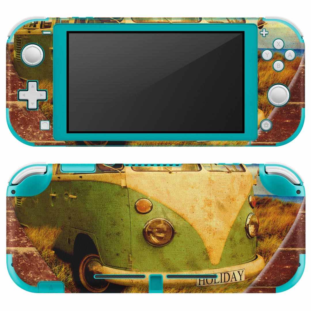 製品名 Nintendo Switch Lite専用 デザインスキンシール セット内容 Nintendo Switch Lite本体用スキンシール（裏表）各1枚 ※液晶側シールは2パーツに分かれていますニンテンドースイッチライト専用です。据え置き機のSwitch本体やJoyコンには対応していません。 商品特徴 3M社製の再剥離性シートを素材に採用し、細かな位置調整がしやすく貼り直しが容易です。また、エアフリーでもありますので気泡が簡単に逃げるので、キレイに貼ることができます。専用の業務プリンターを使い、商品画像と遜色のない美しい印刷仕上がり。 注意事項 画像はサンプルですので、ご覧の環境によっては多少色味に違いを感じる場合がございます。 イメージと違った、モニターと色味が異なるという理由での交換や返金はご対応出来かねます。スキンシールのみの販売で、ニンテンドースイッチ本体などは付属しません。シワができた場合、ドライヤーなどで軽く温め、外側に向けてシワを伸ばすように貼ってください。初回貼付時の位置調整や貼り直しは可能ですが、しっかりと押し付けて接着させた後の再剥離、再利用は保証しておりません。また接着部に油分や汚れが付着しますと角の部分は剥がれやすくなりますので、貼付時はあまり触れないようにご注意ください。無地のセミグロスシートにデザインをプリントした商品で、デコなどの加工はございません。 凹凸や光沢があるように見えたり布地や金属を素材にしたように見える商品もありますが、デザインの図版によるものです。印刷時に微妙な画像のズレが生じる場合がございます。ご注文後に1点1点制作する受注生産品の為、不良品以外のご返品や交換は固くお断りします。 商品発送 完全受注生産のハンドメイド商品となりますので、既製品と比べて発送までお時間を頂いています。 基本的に決済確認後2?3営業日、最大で10営業日での発送となります。繁忙期や休業日明けの場合はさらに時間がかかる場合があります。 その際には別途メールにてご連絡致します。メール便の場合、発送日から到着までに2?4日ほどかかる場合が多く、紛失などの保障もご対応できかねます。あらかじめご了承下さい。