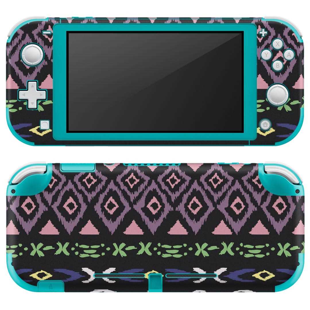 製品名 Nintendo Switch Lite専用 デザインスキンシール セット内容 Nintendo Switch Lite本体用スキンシール（裏表）各1枚 ※液晶側シールは2パーツに分かれていますニンテンドースイッチライト専用です。据え置き機のSwitch本体やJoyコンには対応していません。 商品特徴 3M社製の再剥離性シートを素材に採用し、細かな位置調整がしやすく貼り直しが容易です。また、エアフリーでもありますので気泡が簡単に逃げるので、キレイに貼ることができます。専用の業務プリンターを使い、商品画像と遜色のない美しい印刷仕上がり。 注意事項 画像はサンプルですので、ご覧の環境によっては多少色味に違いを感じる場合がございます。 イメージと違った、モニターと色味が異なるという理由での交換や返金はご対応出来かねます。スキンシールのみの販売で、ニンテンドースイッチ本体などは付属しません。シワができた場合、ドライヤーなどで軽く温め、外側に向けてシワを伸ばすように貼ってください。初回貼付時の位置調整や貼り直しは可能ですが、しっかりと押し付けて接着させた後の再剥離、再利用は保証しておりません。また接着部に油分や汚れが付着しますと角の部分は剥がれやすくなりますので、貼付時はあまり触れないようにご注意ください。無地のセミグロスシートにデザインをプリントした商品で、デコなどの加工はございません。 凹凸や光沢があるように見えたり布地や金属を素材にしたように見える商品もありますが、デザインの図版によるものです。印刷時に微妙な画像のズレが生じる場合がございます。ご注文後に1点1点制作する受注生産品の為、不良品以外のご返品や交換は固くお断りします。 商品発送 完全受注生産のハンドメイド商品となりますので、既製品と比べて発送までお時間を頂いています。 基本的に決済確認後2?3営業日、最大で10営業日での発送となります。繁忙期や休業日明けの場合はさらに時間がかかる場合があります。 その際には別途メールにてご連絡致します。メール便の場合、発送日から到着までに2?4日ほどかかる場合が多く、紛失などの保障もご対応できかねます。あらかじめご了承下さい。
