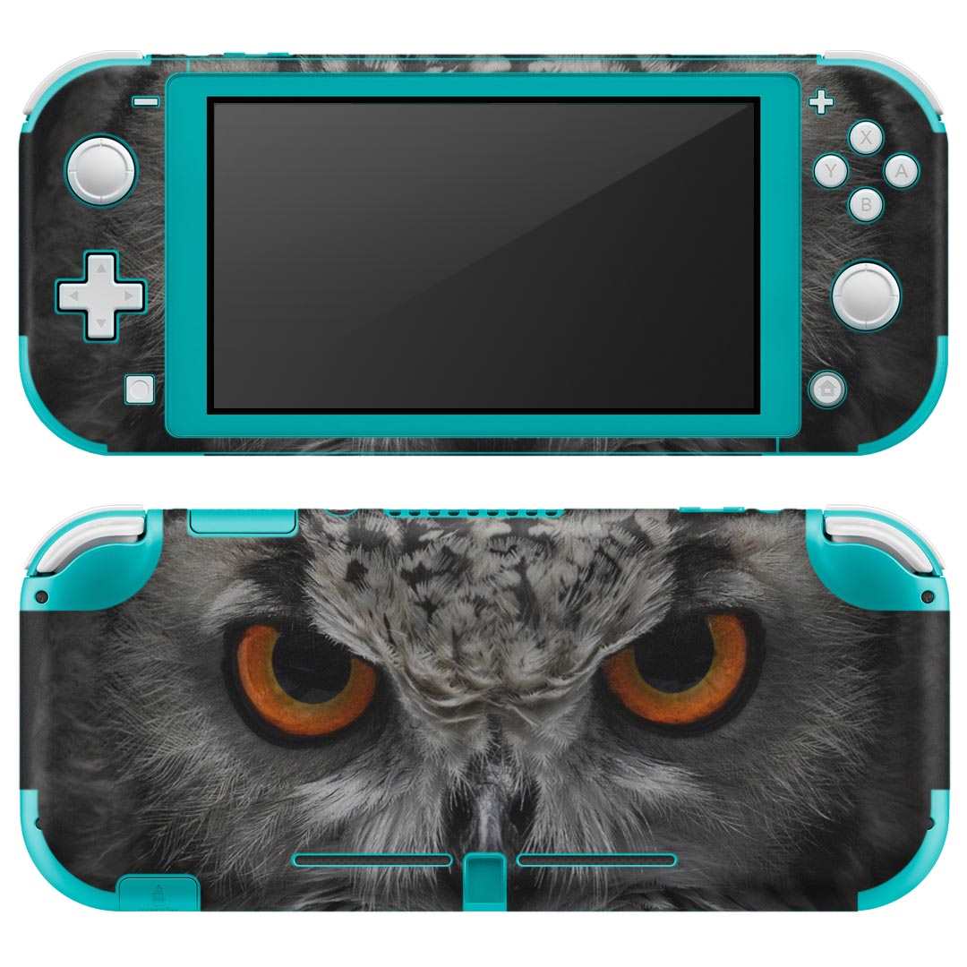 製品名 Nintendo Switch Lite専用 デザインスキンシール セット内容 Nintendo Switch Lite本体用スキンシール（裏表）各1枚 ※液晶側シールは2パーツに分かれていますニンテンドースイッチライト専用です。据え置き機のSwitch本体やJoyコンには対応していません。 商品特徴 3M社製の再剥離性シートを素材に採用し、細かな位置調整がしやすく貼り直しが容易です。また、エアフリーでもありますので気泡が簡単に逃げるので、キレイに貼ることができます。専用の業務プリンターを使い、商品画像と遜色のない美しい印刷仕上がり。 注意事項 画像はサンプルですので、ご覧の環境によっては多少色味に違いを感じる場合がございます。 イメージと違った、モニターと色味が異なるという理由での交換や返金はご対応出来かねます。スキンシールのみの販売で、ニンテンドースイッチ本体などは付属しません。シワができた場合、ドライヤーなどで軽く温め、外側に向けてシワを伸ばすように貼ってください。初回貼付時の位置調整や貼り直しは可能ですが、しっかりと押し付けて接着させた後の再剥離、再利用は保証しておりません。また接着部に油分や汚れが付着しますと角の部分は剥がれやすくなりますので、貼付時はあまり触れないようにご注意ください。無地のセミグロスシートにデザインをプリントした商品で、デコなどの加工はございません。 凹凸や光沢があるように見えたり布地や金属を素材にしたように見える商品もありますが、デザインの図版によるものです。印刷時に微妙な画像のズレが生じる場合がございます。ご注文後に1点1点制作する受注生産品の為、不良品以外のご返品や交換は固くお断りします。 商品発送 完全受注生産のハンドメイド商品となりますので、既製品と比べて発送までお時間を頂いています。 基本的に決済確認後2?3営業日、最大で10営業日での発送となります。繁忙期や休業日明けの場合はさらに時間がかかる場合があります。 その際には別途メールにてご連絡致します。メール便の場合、発送日から到着までに2?4日ほどかかる場合が多く、紛失などの保障もご対応できかねます。あらかじめご了承下さい。