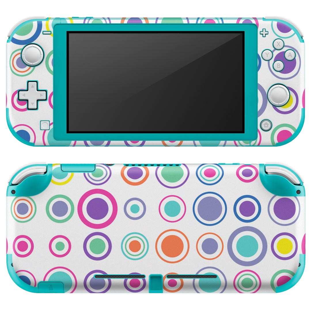 製品名 Nintendo Switch Lite専用 デザインスキンシール セット内容 Nintendo Switch Lite本体用スキンシール（裏表）各1枚 ※液晶側シールは2パーツに分かれていますニンテンドースイッチライト専用です。据え置き機のSwitch本体やJoyコンには対応していません。 商品特徴 3M社製の再剥離性シートを素材に採用し、細かな位置調整がしやすく貼り直しが容易です。また、エアフリーでもありますので気泡が簡単に逃げるので、キレイに貼ることができます。専用の業務プリンターを使い、商品画像と遜色のない美しい印刷仕上がり。 注意事項 画像はサンプルですので、ご覧の環境によっては多少色味に違いを感じる場合がございます。 イメージと違った、モニターと色味が異なるという理由での交換や返金はご対応出来かねます。スキンシールのみの販売で、ニンテンドースイッチ本体などは付属しません。シワができた場合、ドライヤーなどで軽く温め、外側に向けてシワを伸ばすように貼ってください。初回貼付時の位置調整や貼り直しは可能ですが、しっかりと押し付けて接着させた後の再剥離、再利用は保証しておりません。また接着部に油分や汚れが付着しますと角の部分は剥がれやすくなりますので、貼付時はあまり触れないようにご注意ください。無地のセミグロスシートにデザインをプリントした商品で、デコなどの加工はございません。 凹凸や光沢があるように見えたり布地や金属を素材にしたように見える商品もありますが、デザインの図版によるものです。印刷時に微妙な画像のズレが生じる場合がございます。ご注文後に1点1点制作する受注生産品の為、不良品以外のご返品や交換は固くお断りします。 商品発送 完全受注生産のハンドメイド商品となりますので、既製品と比べて発送までお時間を頂いています。 基本的に決済確認後2?3営業日、最大で10営業日での発送となります。繁忙期や休業日明けの場合はさらに時間がかかる場合があります。 その際には別途メールにてご連絡致します。メール便の場合、発送日から到着までに2?4日ほどかかる場合が多く、紛失などの保障もご対応できかねます。あらかじめご了承下さい。