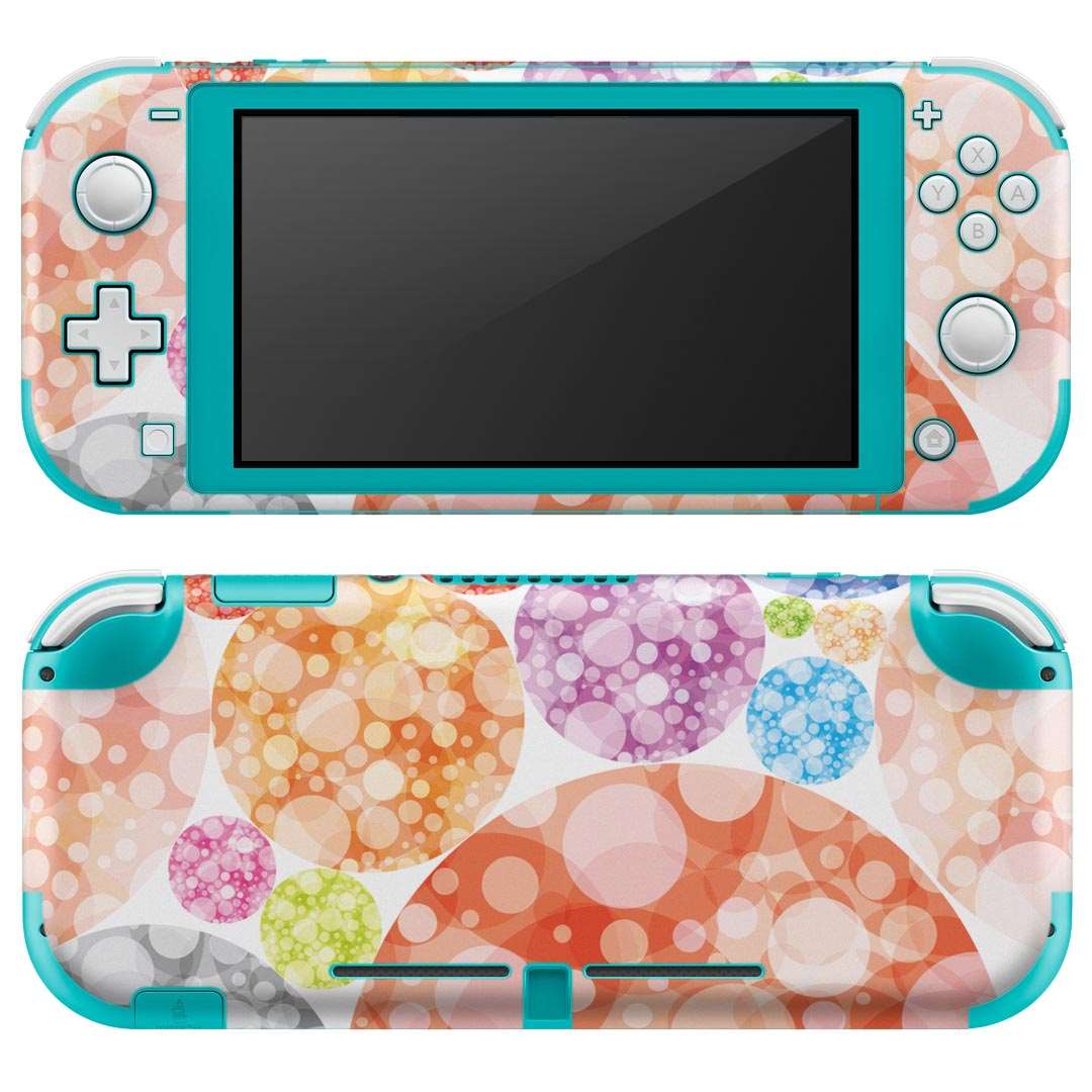 製品名 Nintendo Switch Lite専用 デザインスキンシール セット内容 Nintendo Switch Lite本体用スキンシール（裏表）各1枚 ※液晶側シールは2パーツに分かれていますニンテンドースイッチライト専用です。据え置き機のSwitch本体やJoyコンには対応していません。 商品特徴 3M社製の再剥離性シートを素材に採用し、細かな位置調整がしやすく貼り直しが容易です。また、エアフリーでもありますので気泡が簡単に逃げるので、キレイに貼ることができます。専用の業務プリンターを使い、商品画像と遜色のない美しい印刷仕上がり。 注意事項 画像はサンプルですので、ご覧の環境によっては多少色味に違いを感じる場合がございます。 イメージと違った、モニターと色味が異なるという理由での交換や返金はご対応出来かねます。スキンシールのみの販売で、ニンテンドースイッチ本体などは付属しません。シワができた場合、ドライヤーなどで軽く温め、外側に向けてシワを伸ばすように貼ってください。初回貼付時の位置調整や貼り直しは可能ですが、しっかりと押し付けて接着させた後の再剥離、再利用は保証しておりません。また接着部に油分や汚れが付着しますと角の部分は剥がれやすくなりますので、貼付時はあまり触れないようにご注意ください。無地のセミグロスシートにデザインをプリントした商品で、デコなどの加工はございません。 凹凸や光沢があるように見えたり布地や金属を素材にしたように見える商品もありますが、デザインの図版によるものです。印刷時に微妙な画像のズレが生じる場合がございます。ご注文後に1点1点制作する受注生産品の為、不良品以外のご返品や交換は固くお断りします。 商品発送 完全受注生産のハンドメイド商品となりますので、既製品と比べて発送までお時間を頂いています。 基本的に決済確認後2?3営業日、最大で10営業日での発送となります。繁忙期や休業日明けの場合はさらに時間がかかる場合があります。 その際には別途メールにてご連絡致します。メール便の場合、発送日から到着までに2?4日ほどかかる場合が多く、紛失などの保障もご対応できかねます。あらかじめご了承下さい。