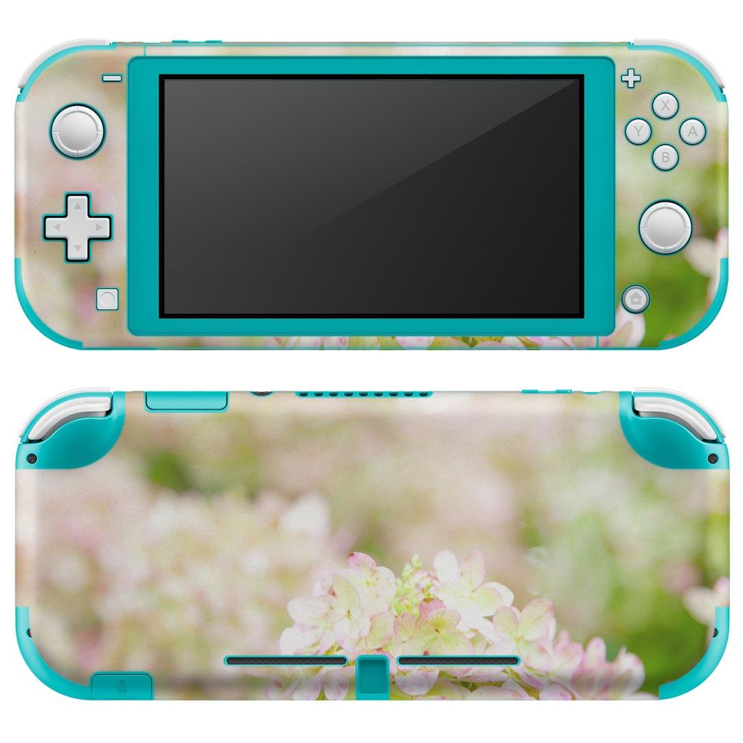 製品名 Nintendo Switch Lite専用 デザインスキンシール セット内容 Nintendo Switch Lite本体用スキンシール（裏表）各1枚 ※液晶側シールは2パーツに分かれていますニンテンドースイッチライト専用です。据え置き機のSwitch本体やJoyコンには対応していません。 商品特徴 3M社製の再剥離性シートを素材に採用し、細かな位置調整がしやすく貼り直しが容易です。また、エアフリーでもありますので気泡が簡単に逃げるので、キレイに貼ることができます。専用の業務プリンターを使い、商品画像と遜色のない美しい印刷仕上がり。 注意事項 画像はサンプルですので、ご覧の環境によっては多少色味に違いを感じる場合がございます。 イメージと違った、モニターと色味が異なるという理由での交換や返金はご対応出来かねます。スキンシールのみの販売で、ニンテンドースイッチ本体などは付属しません。シワができた場合、ドライヤーなどで軽く温め、外側に向けてシワを伸ばすように貼ってください。初回貼付時の位置調整や貼り直しは可能ですが、しっかりと押し付けて接着させた後の再剥離、再利用は保証しておりません。また接着部に油分や汚れが付着しますと角の部分は剥がれやすくなりますので、貼付時はあまり触れないようにご注意ください。無地のセミグロスシートにデザインをプリントした商品で、デコなどの加工はございません。 凹凸や光沢があるように見えたり布地や金属を素材にしたように見える商品もありますが、デザインの図版によるものです。印刷時に微妙な画像のズレが生じる場合がございます。ご注文後に1点1点制作する受注生産品の為、不良品以外のご返品や交換は固くお断りします。 商品発送 完全受注生産のハンドメイド商品となりますので、既製品と比べて発送までお時間を頂いています。 基本的に決済確認後2?3営業日、最大で10営業日での発送となります。繁忙期や休業日明けの場合はさらに時間がかかる場合があります。 その際には別途メールにてご連絡致します。メール便の場合、発送日から到着までに2?4日ほどかかる場合が多く、紛失などの保障もご対応できかねます。あらかじめご了承下さい。