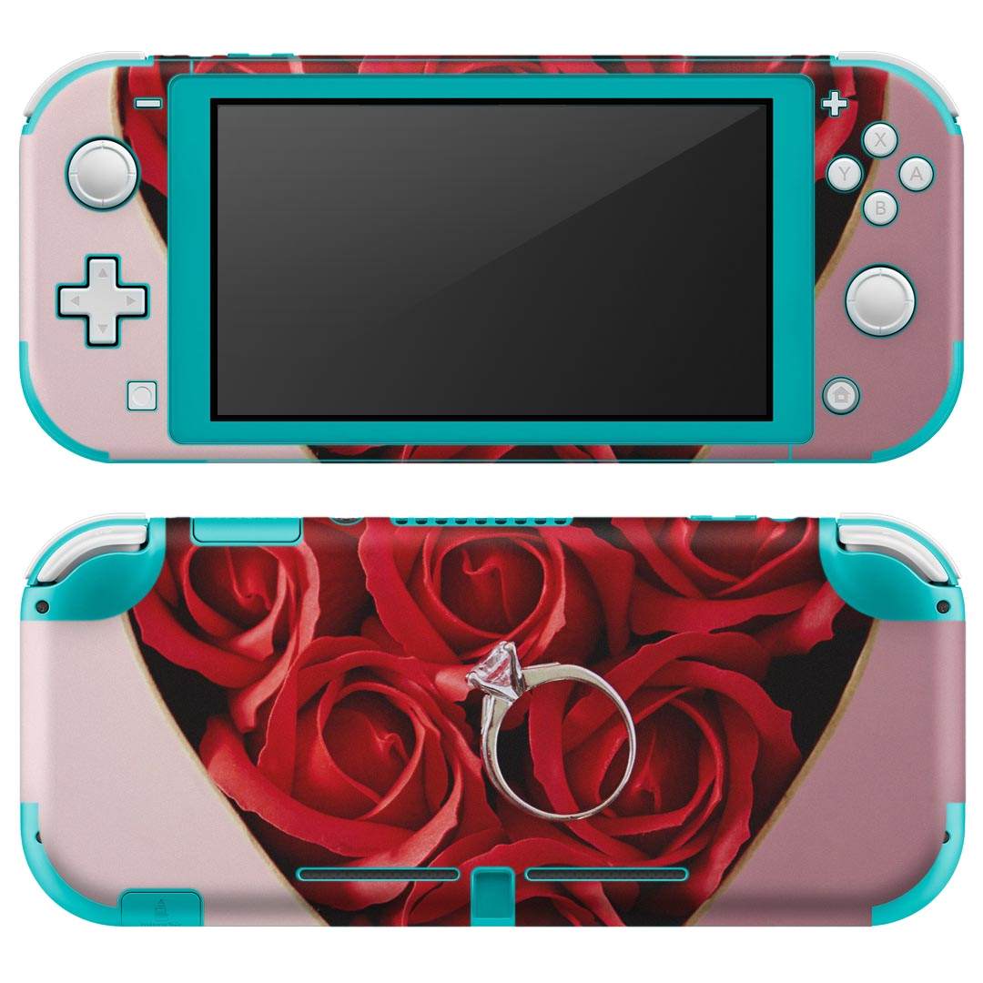 製品名 Nintendo Switch Lite専用 デザインスキンシール セット内容 Nintendo Switch Lite本体用スキンシール（裏表）各1枚 ※液晶側シールは2パーツに分かれていますニンテンドースイッチライト専用です。据え置き機のSwitch本体やJoyコンには対応していません。 商品特徴 3M社製の再剥離性シートを素材に採用し、細かな位置調整がしやすく貼り直しが容易です。また、エアフリーでもありますので気泡が簡単に逃げるので、キレイに貼ることができます。専用の業務プリンターを使い、商品画像と遜色のない美しい印刷仕上がり。 注意事項 画像はサンプルですので、ご覧の環境によっては多少色味に違いを感じる場合がございます。 イメージと違った、モニターと色味が異なるという理由での交換や返金はご対応出来かねます。スキンシールのみの販売で、ニンテンドースイッチ本体などは付属しません。シワができた場合、ドライヤーなどで軽く温め、外側に向けてシワを伸ばすように貼ってください。初回貼付時の位置調整や貼り直しは可能ですが、しっかりと押し付けて接着させた後の再剥離、再利用は保証しておりません。また接着部に油分や汚れが付着しますと角の部分は剥がれやすくなりますので、貼付時はあまり触れないようにご注意ください。無地のセミグロスシートにデザインをプリントした商品で、デコなどの加工はございません。 凹凸や光沢があるように見えたり布地や金属を素材にしたように見える商品もありますが、デザインの図版によるものです。印刷時に微妙な画像のズレが生じる場合がございます。ご注文後に1点1点制作する受注生産品の為、不良品以外のご返品や交換は固くお断りします。 商品発送 完全受注生産のハンドメイド商品となりますので、既製品と比べて発送までお時間を頂いています。 基本的に決済確認後2?3営業日、最大で10営業日での発送となります。繁忙期や休業日明けの場合はさらに時間がかかる場合があります。 その際には別途メールにてご連絡致します。メール便の場合、発送日から到着までに2?4日ほどかかる場合が多く、紛失などの保障もご対応できかねます。あらかじめご了承下さい。