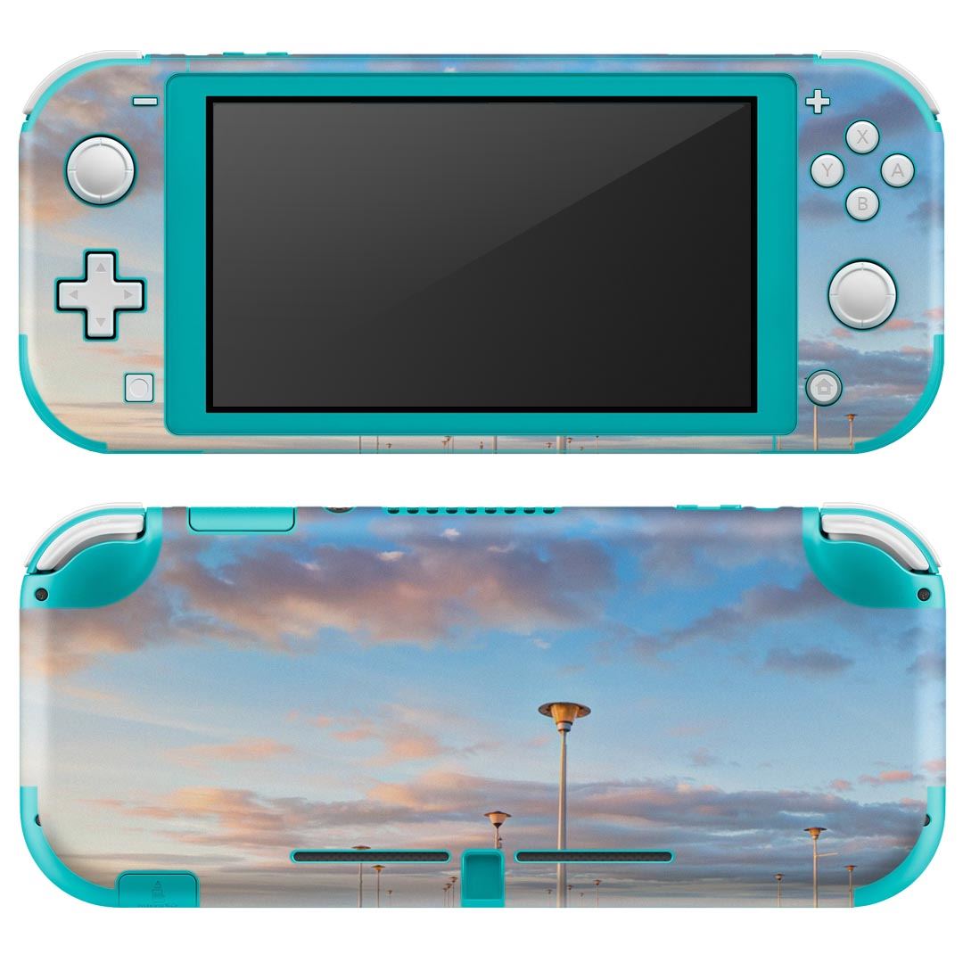 製品名 Nintendo Switch Lite専用 デザインスキンシール セット内容 Nintendo Switch Lite本体用スキンシール（裏表）各1枚 ※液晶側シールは2パーツに分かれていますニンテンドースイッチライト専用です。据え置き機のSwitch本体やJoyコンには対応していません。 商品特徴 3M社製の再剥離性シートを素材に採用し、細かな位置調整がしやすく貼り直しが容易です。また、エアフリーでもありますので気泡が簡単に逃げるので、キレイに貼ることができます。専用の業務プリンターを使い、商品画像と遜色のない美しい印刷仕上がり。 注意事項 画像はサンプルですので、ご覧の環境によっては多少色味に違いを感じる場合がございます。 イメージと違った、モニターと色味が異なるという理由での交換や返金はご対応出来かねます。スキンシールのみの販売で、ニンテンドースイッチ本体などは付属しません。シワができた場合、ドライヤーなどで軽く温め、外側に向けてシワを伸ばすように貼ってください。初回貼付時の位置調整や貼り直しは可能ですが、しっかりと押し付けて接着させた後の再剥離、再利用は保証しておりません。また接着部に油分や汚れが付着しますと角の部分は剥がれやすくなりますので、貼付時はあまり触れないようにご注意ください。無地のセミグロスシートにデザインをプリントした商品で、デコなどの加工はございません。 凹凸や光沢があるように見えたり布地や金属を素材にしたように見える商品もありますが、デザインの図版によるものです。印刷時に微妙な画像のズレが生じる場合がございます。ご注文後に1点1点制作する受注生産品の為、不良品以外のご返品や交換は固くお断りします。 商品発送 完全受注生産のハンドメイド商品となりますので、既製品と比べて発送までお時間を頂いています。 基本的に決済確認後2?3営業日、最大で10営業日での発送となります。繁忙期や休業日明けの場合はさらに時間がかかる場合があります。 その際には別途メールにてご連絡致します。メール便の場合、発送日から到着までに2?4日ほどかかる場合が多く、紛失などの保障もご対応できかねます。あらかじめご了承下さい。